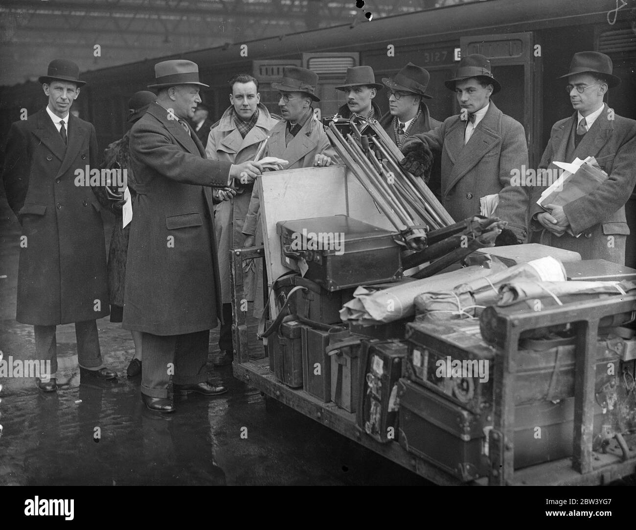 Il comandante navale lascia Londra con unità per fare un primo film di manovre . Il comandante J L F Hunt Royal Navy , ha lasciato la stazione di Waterloo con i membri di un'unità di film per Portsmouth per unirsi a HMS Suffolk da cui produrrà un film delle manovre della British home Mediterranean Fleet . Questa è la prima volta nella storia che le manovre vengono filmate , e al termine , l'immagine verrà mostrata al pubblico . Il tema del film registrerà le avventure di due ragazzi che si sono Uniti alla Marina dal momento in cui hanno messo le loro uniformi fino a quando si trovano sotto condizioni di servizio attivo Foto Stock