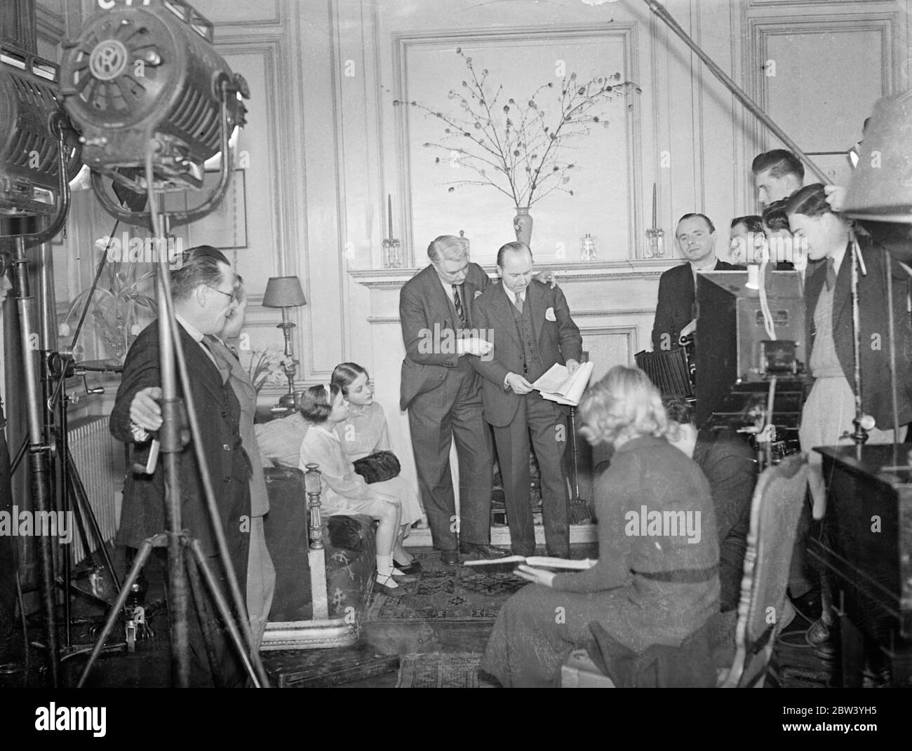 John Drinkwater trasforma la sua casa di Londra in studio per il film Coronation. Invertendo la procedura usuale, uno studio cinematografico è stato trasferito alla casa di Londra di un autore. Il piano terra della casa di John Drinkwater a Maida vale è in uso per filmare è proprio scenario del film di coronazione dei Warner Brothers il popolo del re. Il signor Drinkwater e sua moglie e sua figlia Penny vivono al piano superiore. Un furgone di registrazione si trova nel garage collegato attraverso le finestre ad un braccio sonoro e microfono. L'idea del film è che molti amici di Drinkwater, tra cui Bernard Shaw, Sir Austen Chamberlain Foto Stock