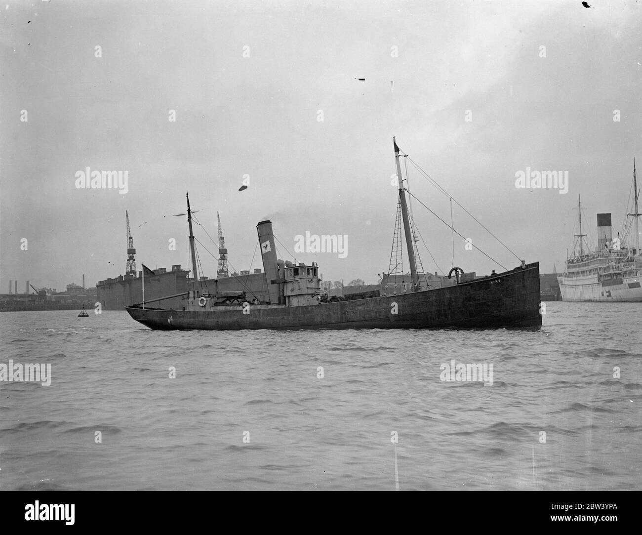 Il Trawler Mino H799 si convertì in uno yacht dal suo nuovo proprietario, il conte di Kinnoull (George Harley Hay - Drummond) lasciando Southampton per la Spagna. 22 dicembre 1936 [?] Foto Stock