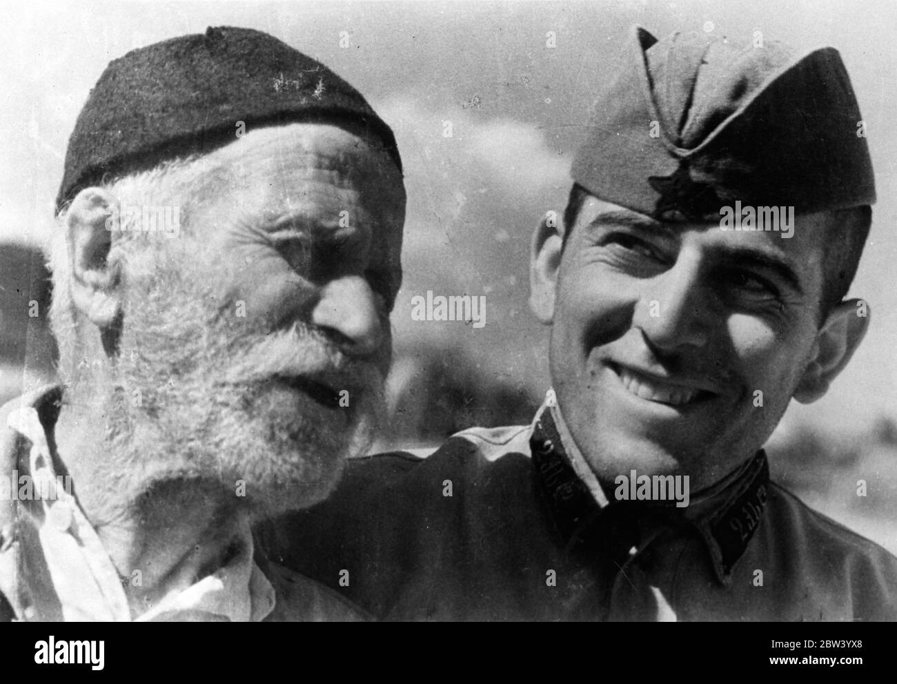 Un uomo nato subito dopo lo scoppio della Rivoluzione francese e che ha visto il cambiamento mondiale attraverso tre secoli, è stato scoperto nel piccolo villaggio di Chalaubani, Georgia, Russia sovietica. Detto essere l'uomo più antico del mondo, è Andrei Gviniashvili, che ha lavorato sulla terra per la maggior parte della sua vita. Nato nell'ultimo decennio del XVIII secolo, Andrei ha 145 anni, ma ha l'aspetto di un uomo solo la metà della sua età. Foto: Andrei Gviniashvili con un giovane soldato dell'esercito rosso ILO Kakhidze, casa su furlough, a Chalaubani, Georgia URSS. 5 novembre 1936 Foto Stock