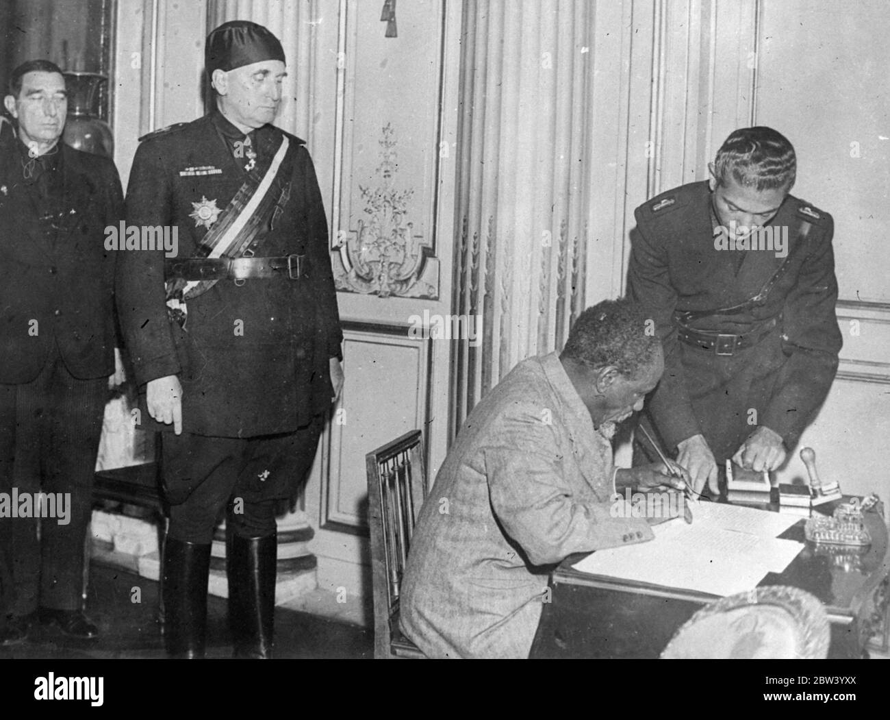 Mentre l' imperpr Haile Selassie stava segnando la sua importante vittoria diplomatica sull'Italia a Ginevra, Wolde Mariam , uno dei consiglieri più stretti del Negu , ex delegato etiope alla Lega delle Nazioni , e ministro a Parigi , Ha partecipato ad una cerimonia a sorpresa presso l' Ambasciata d' Italia a Parigi , dove ha partecipato l' ambasciatore d' Italia, il Signore Vittorio Cerutti , Ha firmato un protocollo in cui, di propria libera volontà, accetta d'ora in poi la sovranità esclusiva dell'Italia considerata come un atto di sottomissione dell'inviato di un paese a quello di un altro , la cerimonia è probabilmente senza precedenti Foto Stock