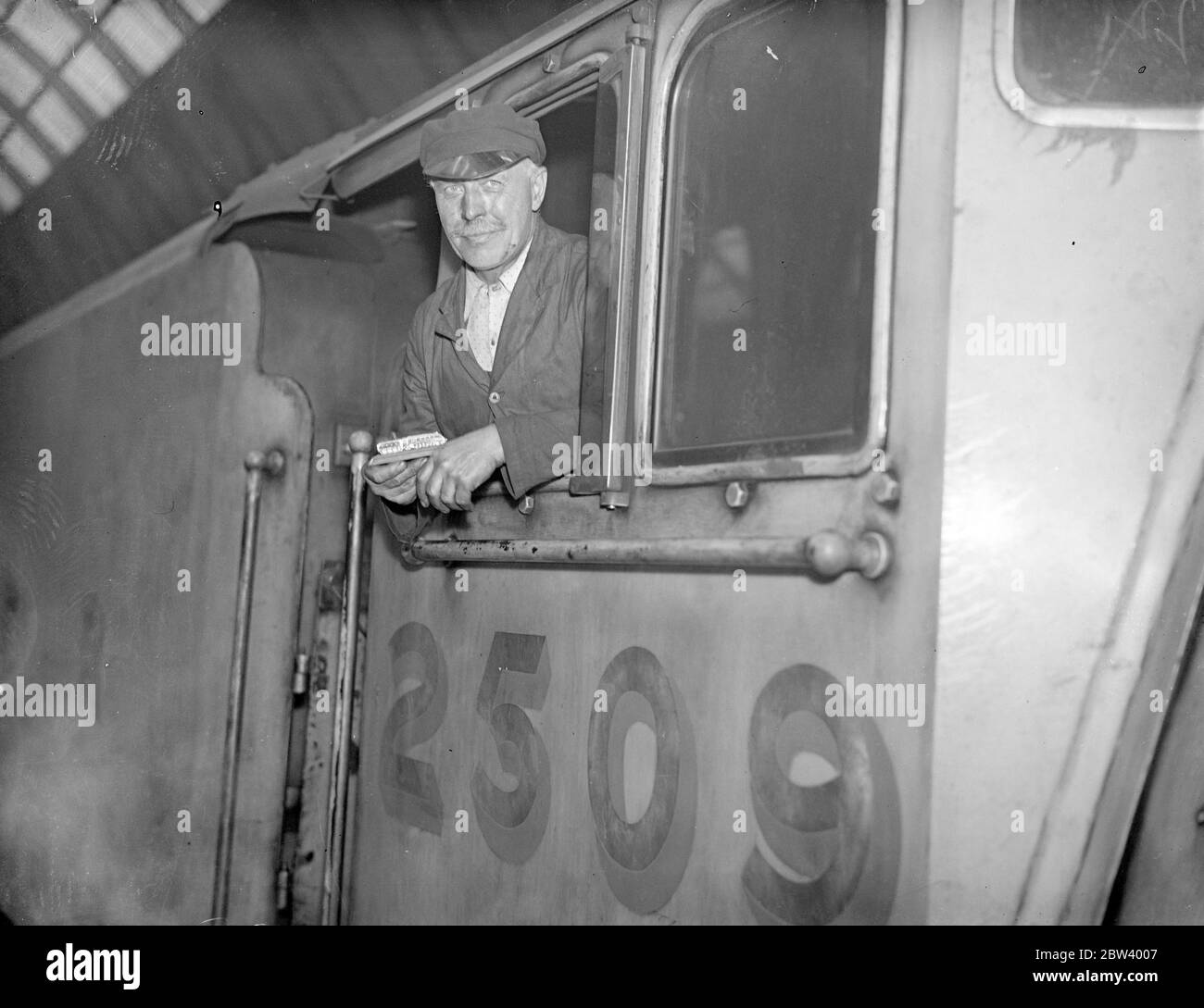 Il pilota da record Silver Jubilee Express compie la sua ultima corsa. Il pilota George Haygreen, il pilota del Silver Jubilee Express ha stabilito il record di 113 miglia all'ora, la più veloce velocità ferroviaria britannica, il mese scorso, ha fatto la sua ultima corsa e si è ritirato quando è arrivato alla stazione di King's Cross sul Silver link Express oggi, Venerdì. L'autista Haygreen si ritirerà dopo 37 anni di servizio ferroviario. Foto: Il pilota Haygreen nella cabina di guida del Silver link Express alla King's Cross alla fine della sua ultima corsa. 18 settembre 1936 Foto Stock