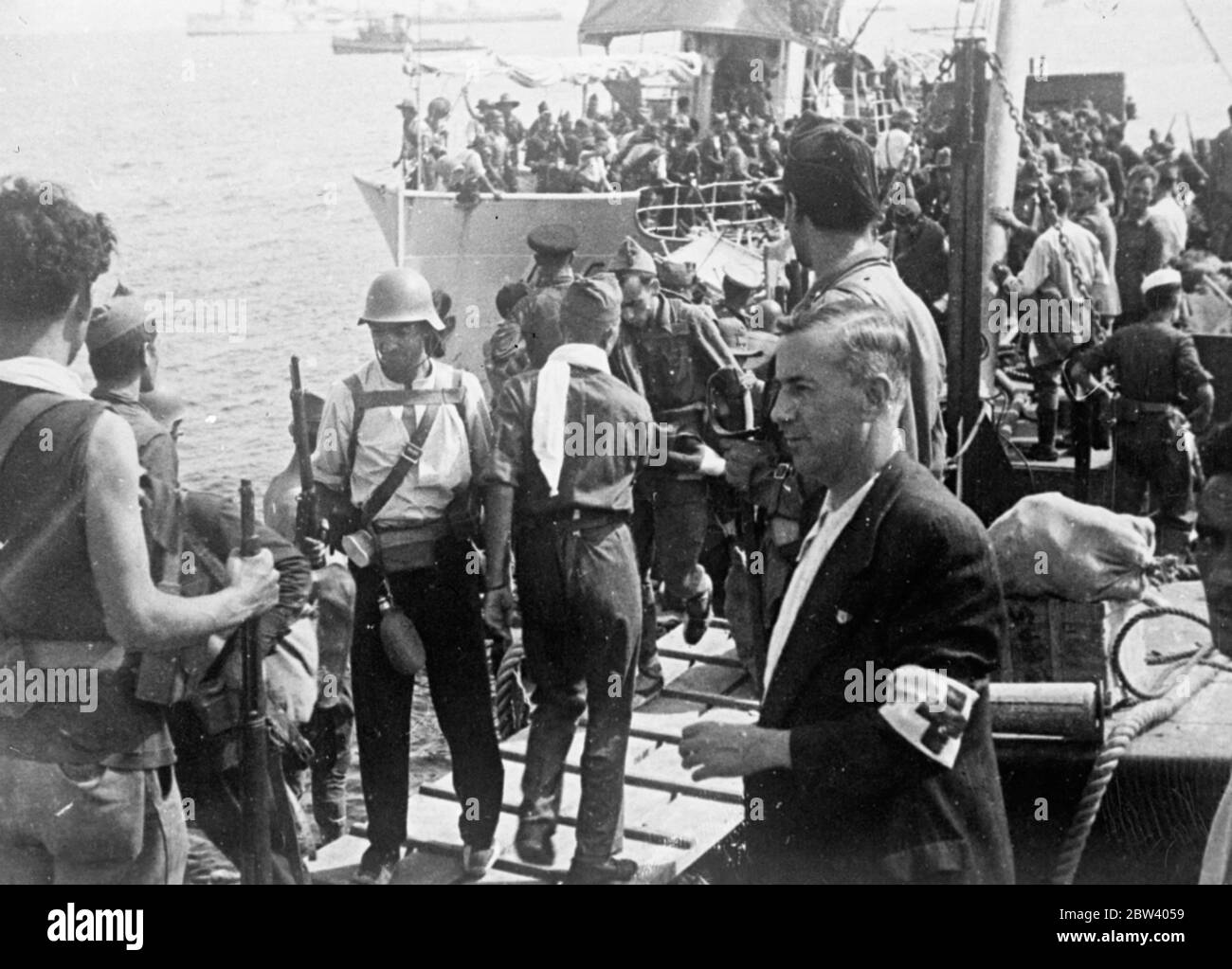 Truppe lealisti lasciano Maiorca; disegnate ai principali fronti della guerra civile. Dopo settimane di combattimenti, le truppe leali che hanno tentato di stronzare l'isola di Maiorca, la più grande delle isole Baleari, dai ribelli, hanno ricevuto l'ordine di partire per la terraferma, dove sono stati redatti ai fronti della Guerra civile. Spettacoli fotografici: Lealista che si imbarcò a Maiorca per la terraferma. 17 settembre 1936 Foto Stock