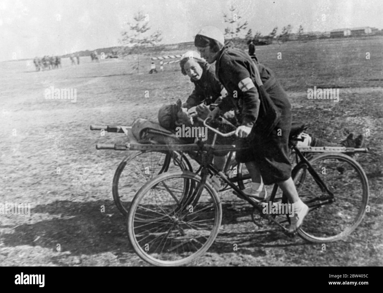 Gli infermieri russi della Croce Rossa provano a portare in bicicletta i feriti . La barella appesa tra due biciclette è un nuovo metodo di trasporto dei feriti di guerra provato dalle infermiere della Croce Rossa Russa agli esercizi nel campo di Mosca della sezione di addestramento di Csoaviskhim ( Società per la difesa dell'Unione Sovietica ) . Foto mostra , le infermiere che trasportano un ferito su una barella appeso tra due biciclette . 20 settembre 1936 Foto Stock