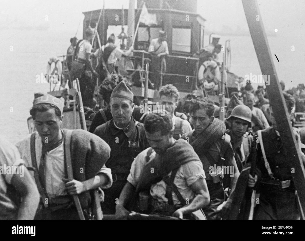 Truppe lealisti lasciano Maiorca; disegnate ai principali fronti della guerra civile. Dopo settimane di combattimenti, le truppe leali che hanno tentato di stronzare l'isola di Maiorca, la più grande delle isole Baleari, dai ribelli, hanno ricevuto l'ordine di partire per la terraferma, dove sono stati redatti ai fronti della Guerra civile. Spettacoli fotografici: Lealista che si imbarcò a Maiorca per la terraferma. 17 settembre 1936 Foto Stock