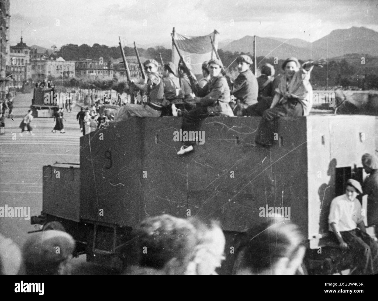 L'arrivo delle truppe nazionaliste a San SebastiÃ¡n / Donostia. Spettacoli fotografici: Truppe nazionaliste sfilano attraverso la città in cima a un veicolo blindato che sventola bandiera il 1936 settembre Foto Stock