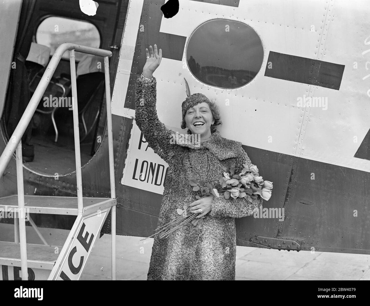 La più famosa attrice commedia musicale di Parigi arriva via aerea per realizzare film in Inghilterra . Mlle Marcelle Denya , cantante di commedia musicale operatica parigina , conosciuta come l' Evelyn Laye di Parigi , arrivò all' aerodromo di Croydon per fare film in Inghilterra . Mlle Denya , le cui pellicce e gioielli sono famosi in tutta la Francia , sta anche facendo la loro donna e sta presto prendendo il suo certificato di piloti . Spettacoli fotografici , Mlle Lascelle Denya sventolando un saluto all'arrivo a Croydon . 21 settembre 1936 Foto Stock