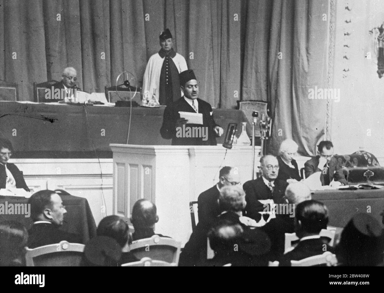 La Gran Bretagna presenta il piano delle capitolazioni alla Conferenza di Montreux . La Gran Bretagna , che promise il suo sostegno alla campagna per l' abolizione delle Capitulazioni , dopo la firma del Trattato anglo egiziano , presentò la sua tavola alla Conferenza di Montreux chiamata a liberare dall' Egitto il sistema . La conferenza è presieduta da Nahas Pasha , il Premier egiziano . Sotto le capitolazioni , i cittadini residenti in Egitto possono essere processati solo nelle loro corti consolari . Si dice che questo sistema abbia dato luogo a molti abusi , in particolare nel traffico di droga . Spettacoli fotografici , Nahas Pasha che ha pronunciato il suo discorso all'apertura Foto Stock