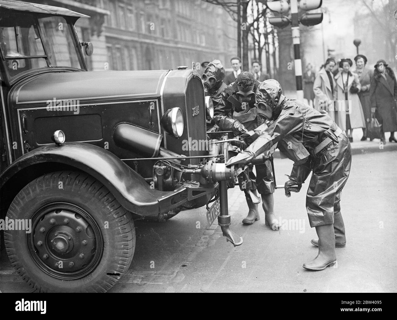 Macchina di decontaminazione presentata alla fiera di Londra anti Air raid . Una mostra di precauzioni per l'aria RAID del Consiglio borough di St Marylebon è stata inaugurata presso la Sala del Duke , Marylebone Road , Blyth area di St Marylebone , Consigliere R Stiles Allen . I dispositivi per la semplice protezione negli attacchi aerei sono in vista alla mostra e parlano di essere forniti da esperti . Foto spettacoli , membri della squadra di decontaminazione di St Marylebone che avvia una macchina per il lavaggio di strade prive di gas di veleno . 13 aprile 1937 Foto Stock