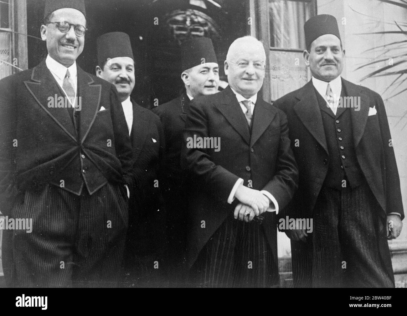 Nahas Pasha e presidente svizzero alla Conferenza di Montreux . La Gran Bretagna presenta il piano Capitulations . La Gran Bretagna , che promise il suo sostegno alla campagna per l' abolizione delle Capitulazioni , dopo la firma del Trattato anglo egiziano , presentò la sua tavola alla Conferenza di Montreux chiamata a liberare dall' Egitto il sistema . La conferenza è presieduta da Nahas Pasha , il Premier egiziano . Sotto le capitolazioni , i cittadini residenti in Egitto possono essere processati solo nelle loro corti consolari . Si dice che questo sistema abbia dato luogo a molti abusi , in particolare nel traffico di droga . Foto spettacoli , Presidente Foto Stock