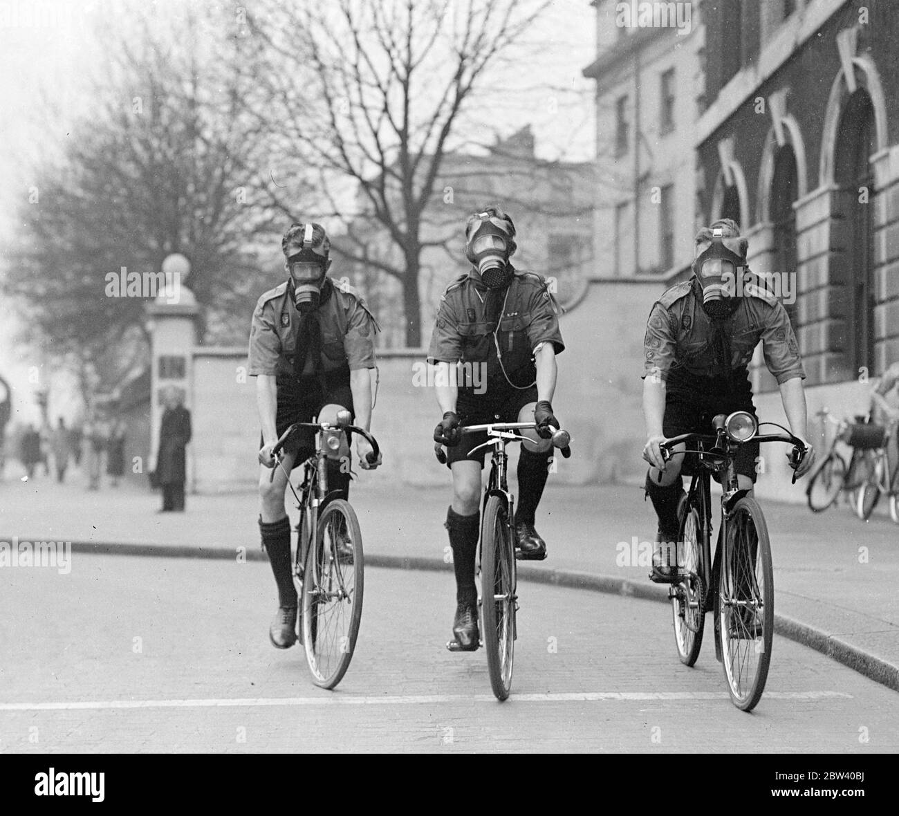 Boy Scouts in maschera a gas alla mostra di Londra anti Air raid . Una mostra di precauzioni Air RAID del Consiglio Borough di St Marylebone è stata inaugurata presso la Sala Duke , Marleybone Road , Blyth area di St Marylebone , Consigliere R Stiles Allen . I dispositivi per la semplice protezione negli attacchi aerei sono in vista alla mostra e parlano di essere forniti da esperti . Spettacoli fotografici , tre membri della truppa di St Marylebone di Boy Scout che indossa maschere a gas . Essi devono agire come messaggeri in caso di emergenza . 13 aprile 1937 Foto Stock