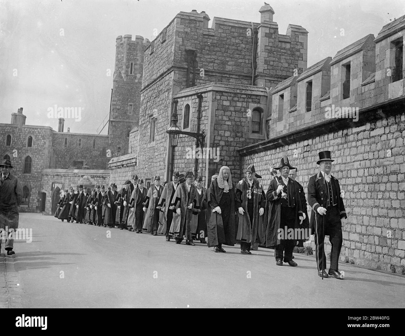 Il Re, che ha appena preso la residenza con la Regina al Castello di Windsor, ha ricevuto il fedele discorso del Sindaco e Coronazione di Windsor e del Decano e canoni della Cappella di San Giorgio, Windsor, presso il castello, mostre fotografiche: Il Sindaco e i dignitari che arrivano al Castello di Windsor per presentare il fedele indirizzo. 9 aprile 1937 Foto Stock