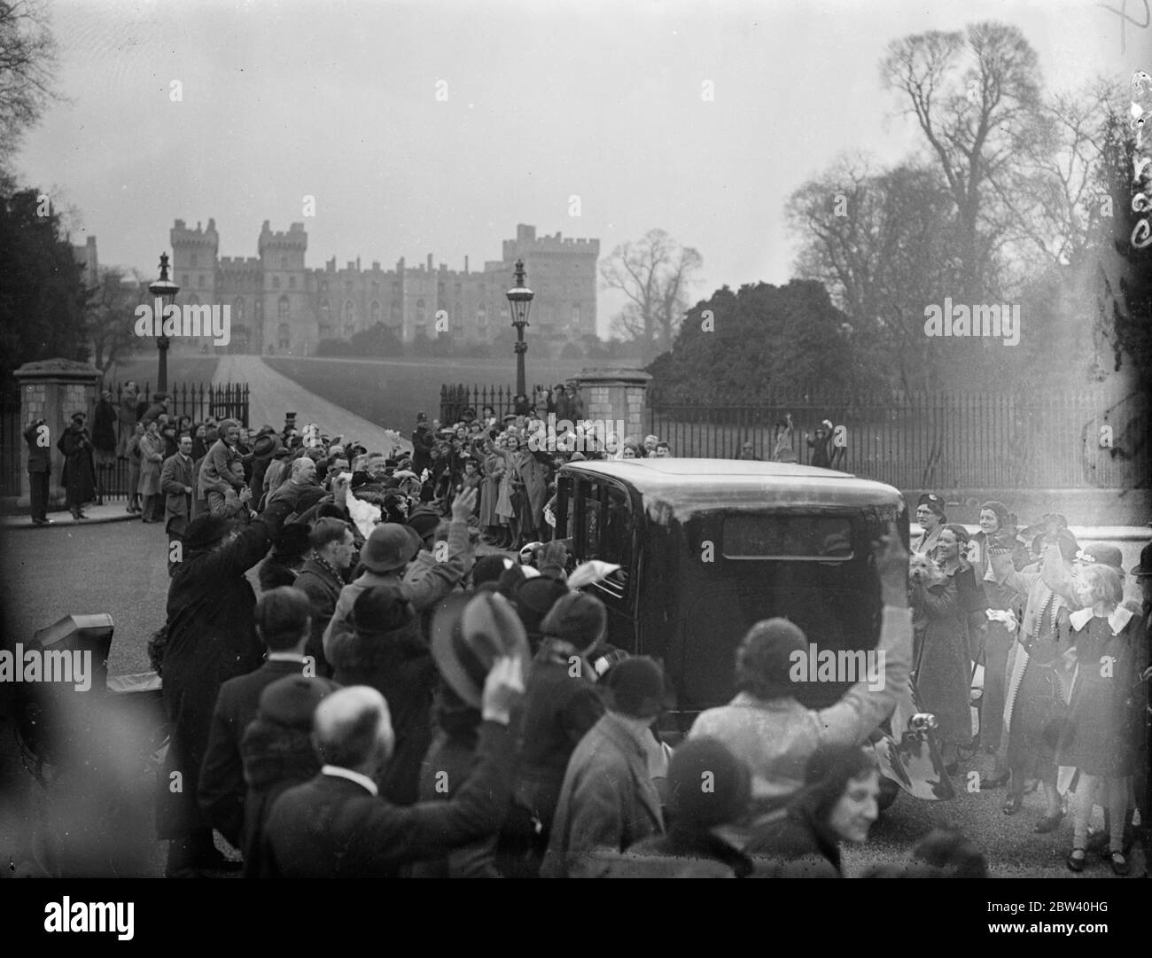 Re e Regina prendono la residenza al Castello di Windsor. Guida da Royal Lodge attraverso la folla di tifosi. Re e Regina, in auto dalla Royal Lodge a Windsor Great Park - che essi occupavano come Duca e Duchessa di York - hanno preso la loro residenza nel Castello di Windsor. Erano accompagnati dalla principessa Elisabetta e dalla principessa Margherita Rose. La Corte rimarrà al Castello fino al 4 maggio. Spettacoli fotografici: L'auto reale entra nell'ingresso del Sovrano attraverso le folle di tifosi al Castello di Windsor. 8 aprile 1937 Foto Stock
