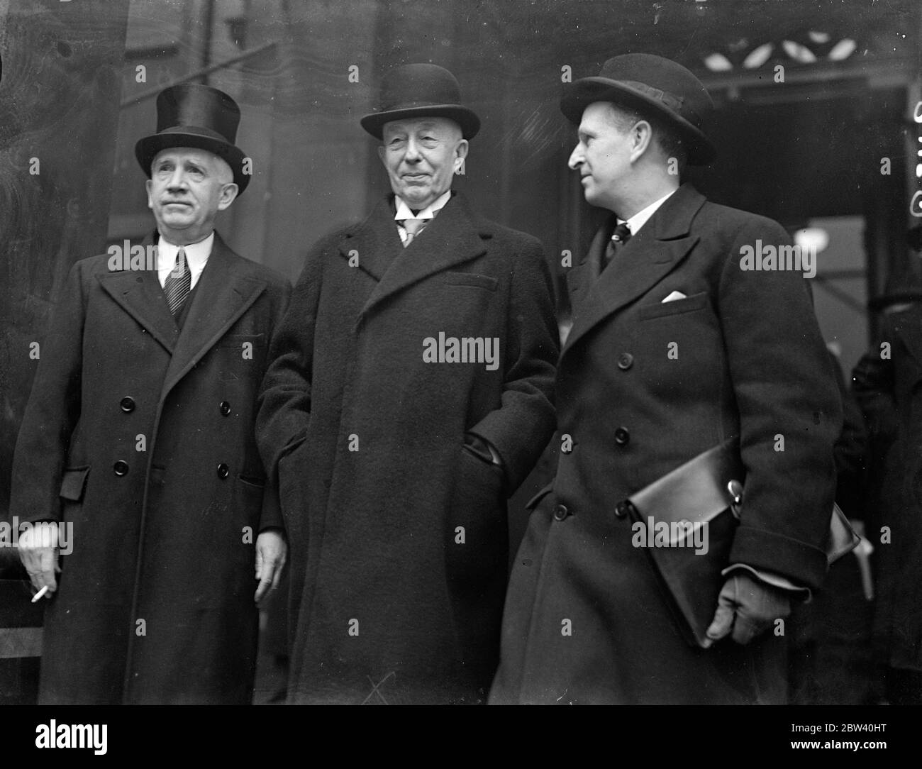 Delegati internazionali alla conferenza mondiale sullo zucchero a Londra . Ventidue paesi sono rappresentati alla Conferenza Internazionale sullo zucchero convocata dalla Lega delle Nazioni che ha aperto nella Sala di Locarno presso il Foreign Office di Londra . Scopo della conferenza è di considerare la possibilità di un accordo internazionale per disciplinare la produzione e la commercializzazione dello zucchero . Foto , da sinistra a destra , Norman Davis , delegato degli Stati Uniti , Dr Colijn , Premier olandese e Te Water , Alto Commissario sudafricano a Londra , presso il Ministero degli Affari Esteri . 5 aprile 1937 Foto Stock