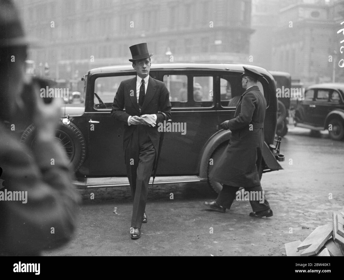 Gold Sticks ha provato i doveri di coronazione all'Abbazia di Westminster. I Gold Stick in attesa, che sono quasi 100, hanno avuto una prova dei loro doveri di coronazione presso l'Abbazia di Westminster. I Gold Stick si comportano come uno dei premiatori della cerimonia. Foto: Lord Howland, figlio del marchese di Tavistock e nipote del duca di Bedford, in arrivo per la prova del Gold Stick. Lord Howland è un bastone d'oro. 7 aprile 1937 Foto Stock