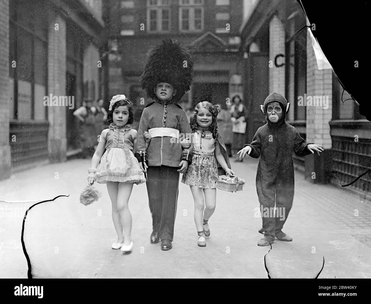 Bambini in abito elegante al London Music Festival. Un Festival per bambini  di musica e danza si è tenuto presso il St Bride's Institute, Bride Lane.  Spettacoli fotografici: Da sinistra a destra