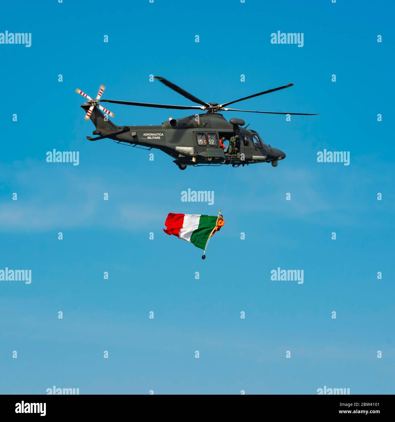 Bari, Italia - 8 maggio 2019: Mostra con elicottero di soccorso HH-139 - 84th SAR Center (ricerca e salvataggio) al Bari show (ITALIA) Aerial show sul f Foto Stock