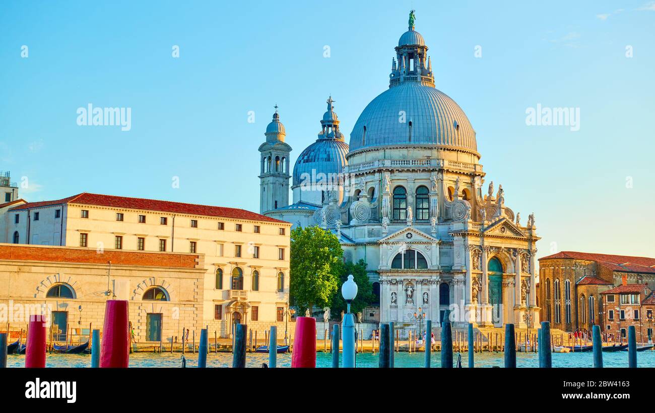 Chiesa di Santa Maria della Salute sul Canal Grande a Venezia in prima serata, Italia - punto di riferimento italiano Foto Stock