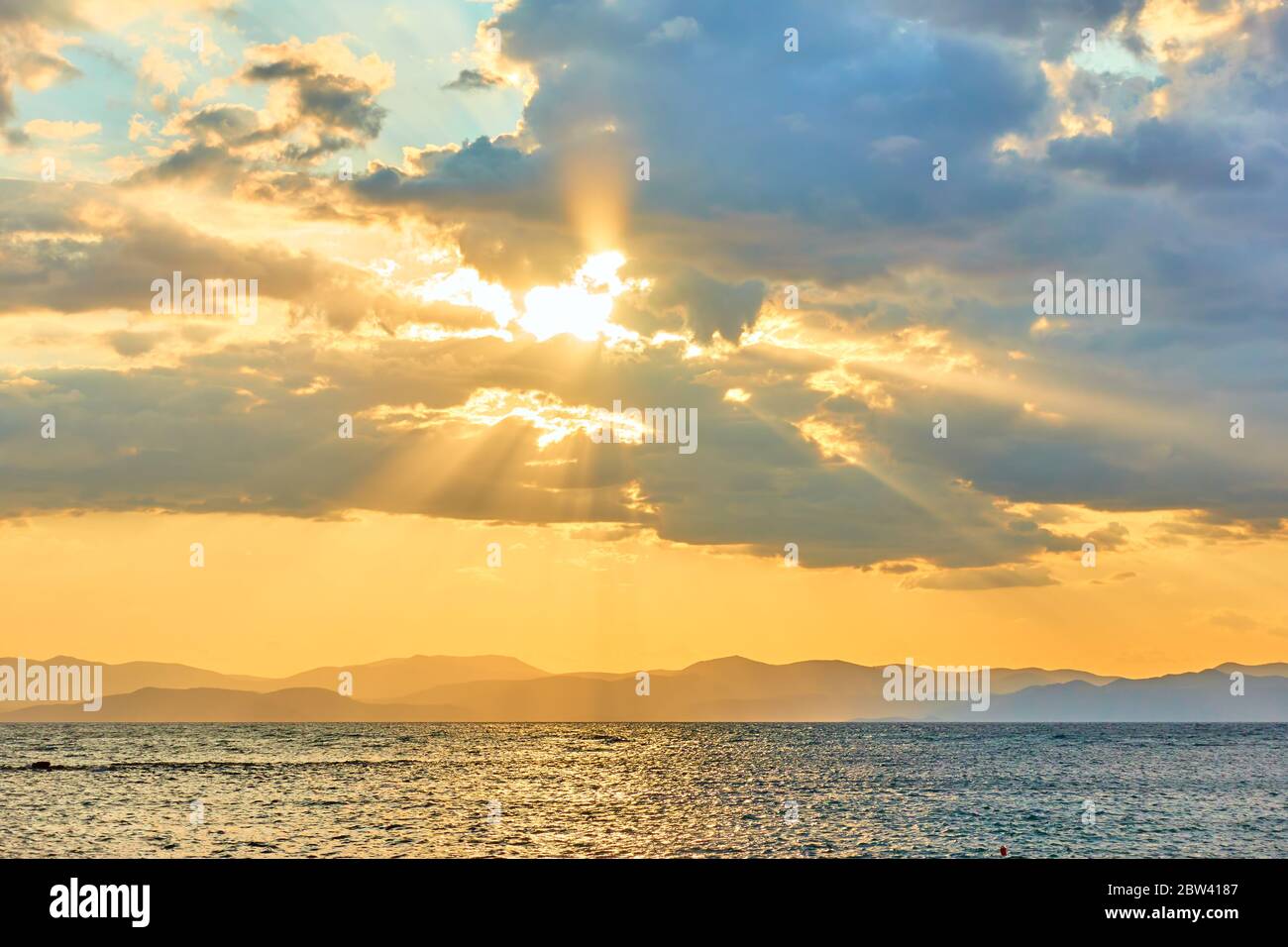 Mare e cielo con nuvole colorate raggi di sole al tramonto - pittoresco mare Foto Stock