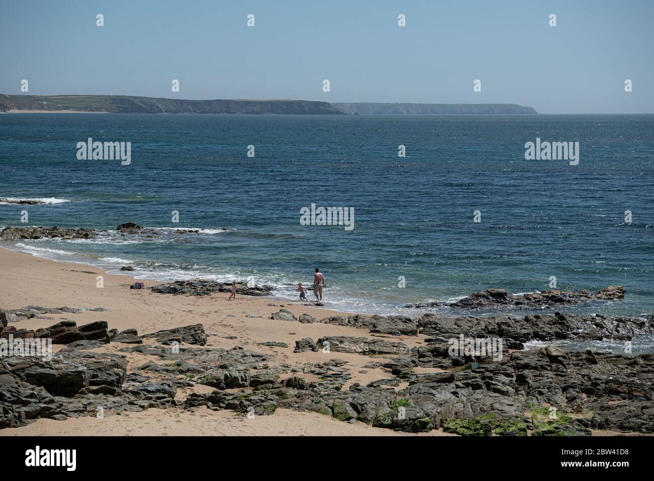 Porthleven Cornovaglia. 29 maggio 2020. Tempo in Porthleven Cornovaglia regno unito, bella acqua blu e cielo con pochissime persone tranquilla spiaggia credito: kathleen bianco / Alamy Live News Foto Stock