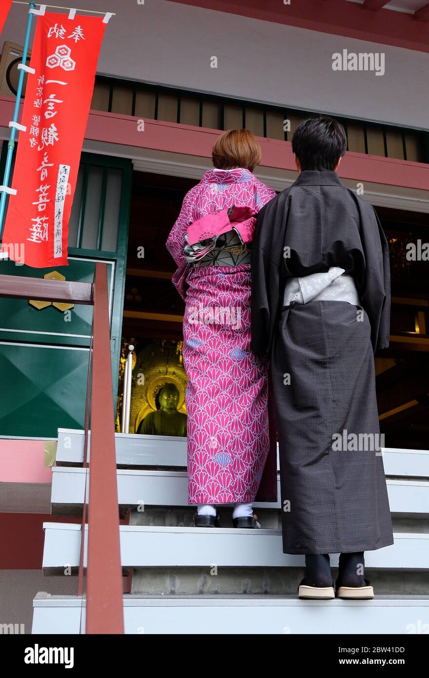 Adorshippers in un santuario che indossa abiti tradizionali per cui gli indossatori ricevono uno sconto su qualsiasi merce acquistata Foto Stock