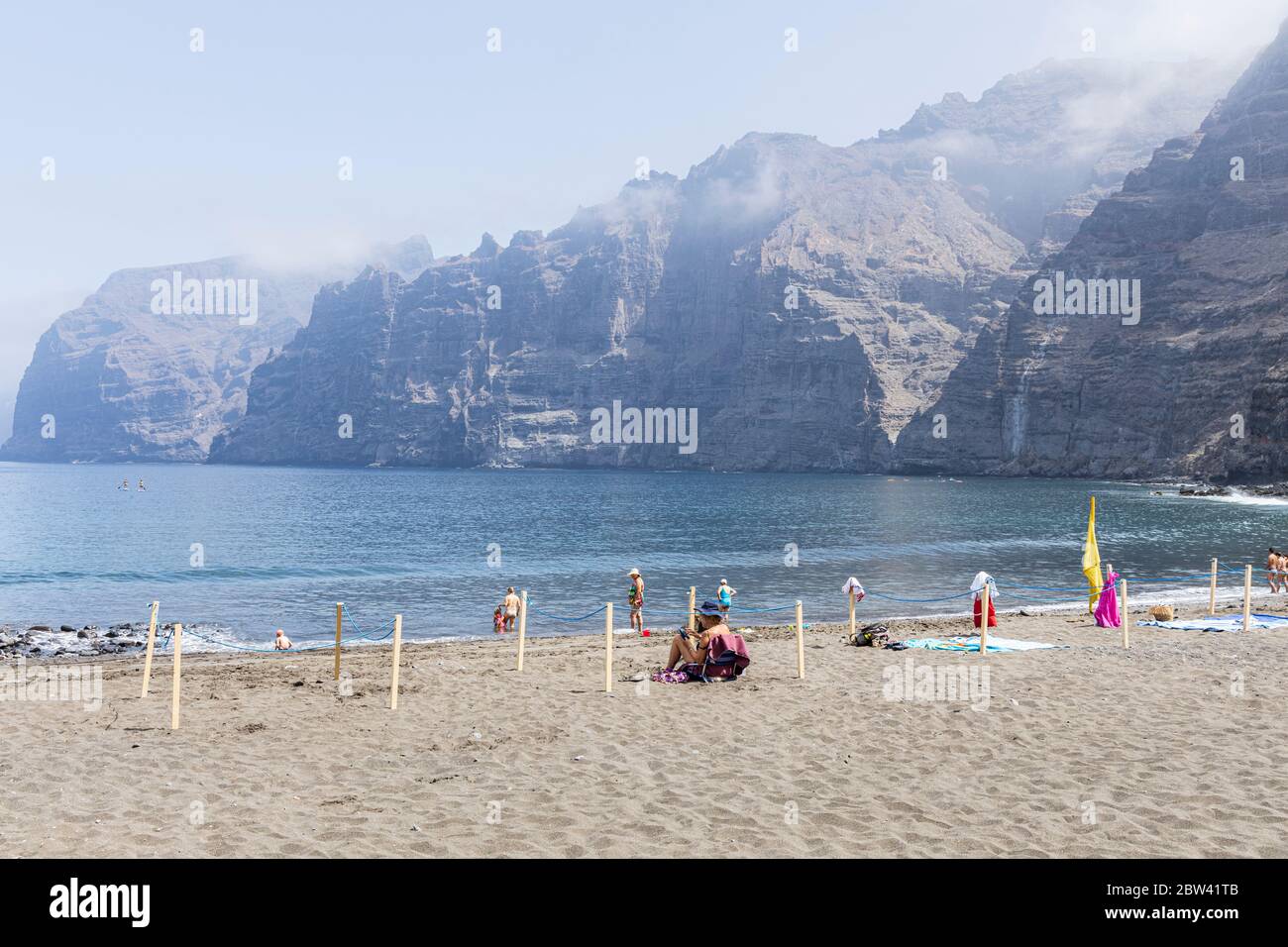 Accesso controllato, e sezioni separate per gli utenti della spiaggia durante la fase due di de-escalation del Covid 19, coronavirus stato di emergenza. PLA Foto Stock