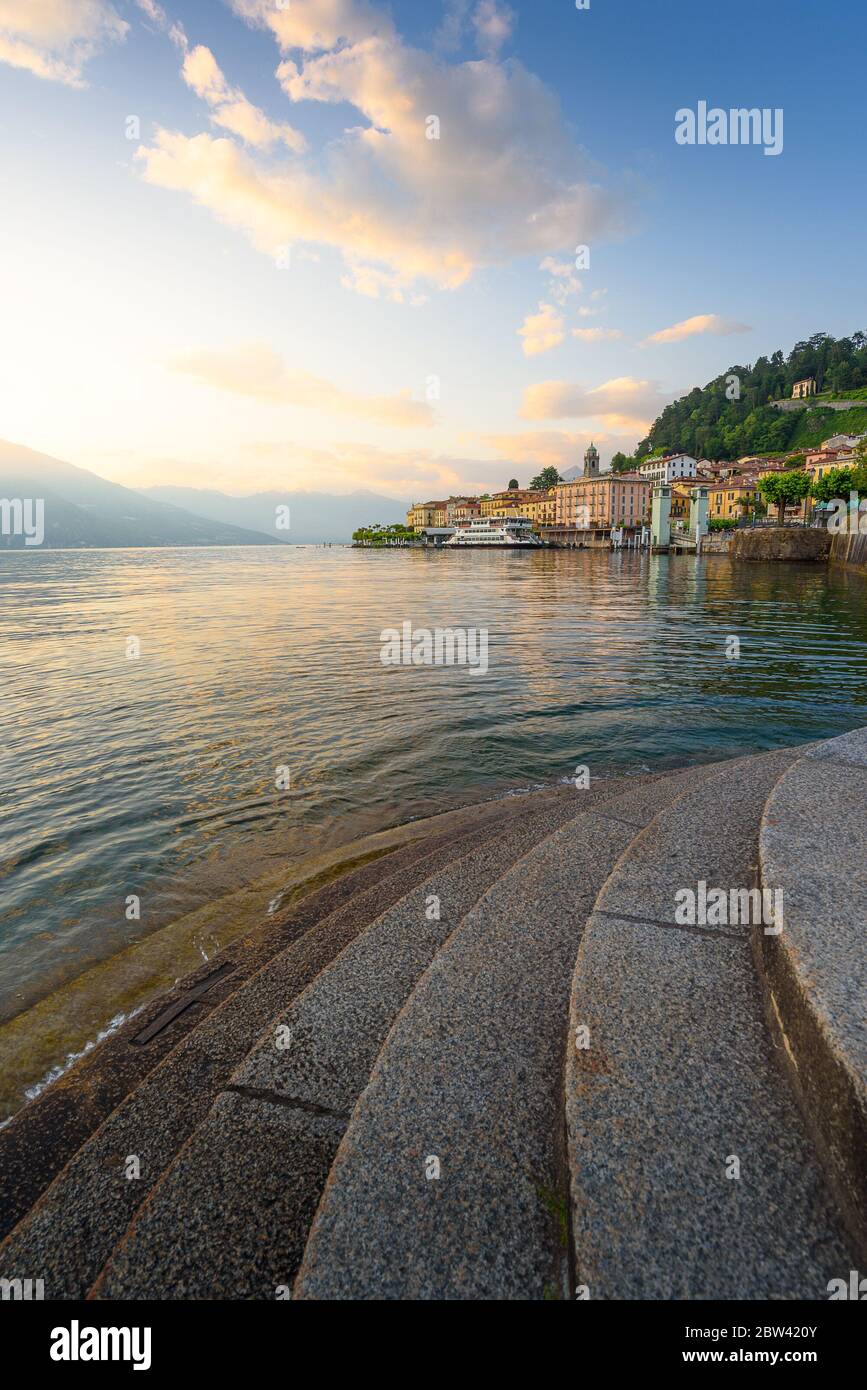 Splendido scenario di Bellagio e del lago di Como al tramonto Foto Stock