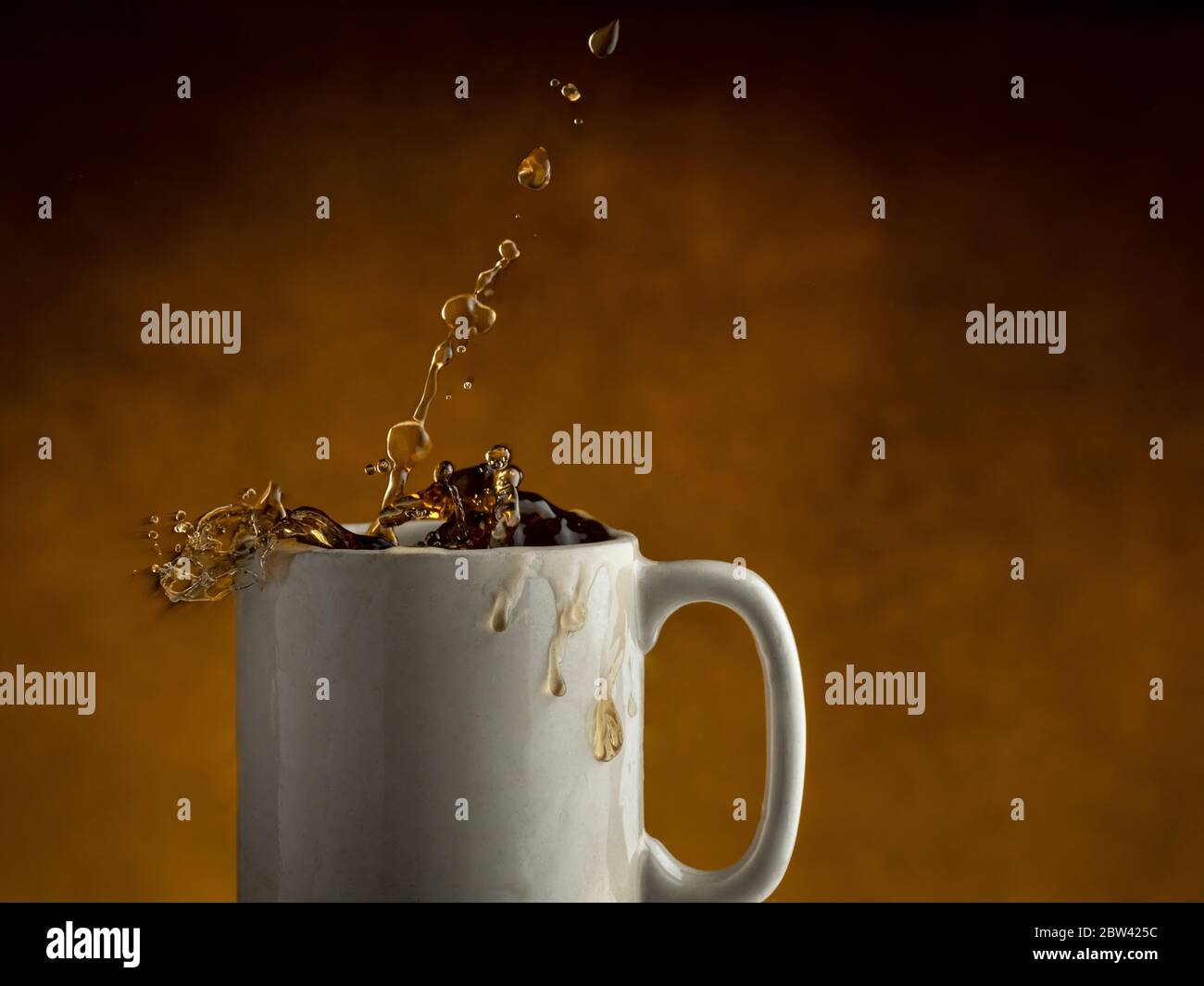 Spruzzi di caffè dalla tazza Foto Stock