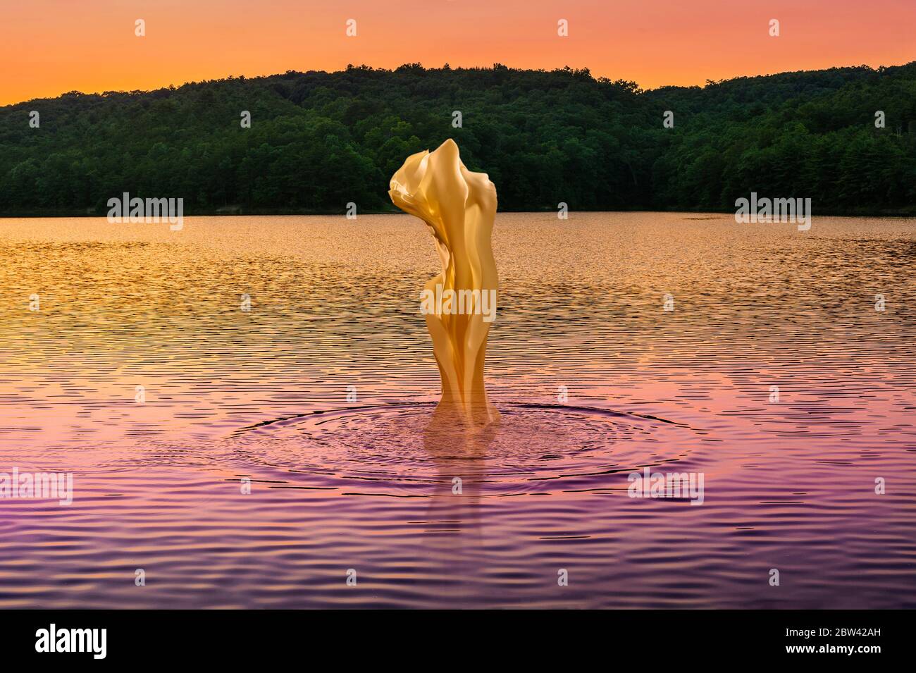 Tessuto galleggiante che si innalza da un lago all'alba Foto Stock