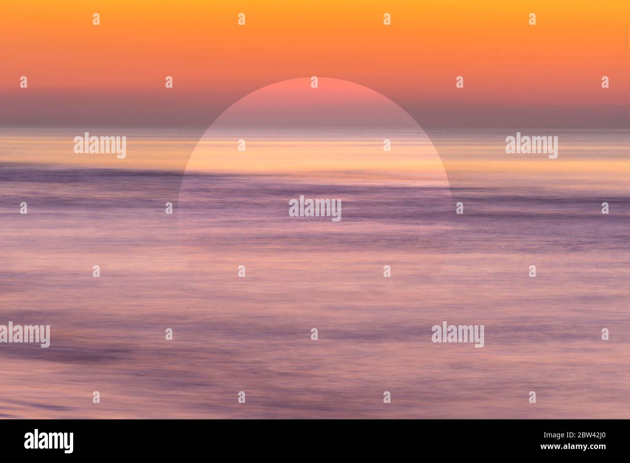 Forma circolare in oceano sfocato all'alba Foto Stock