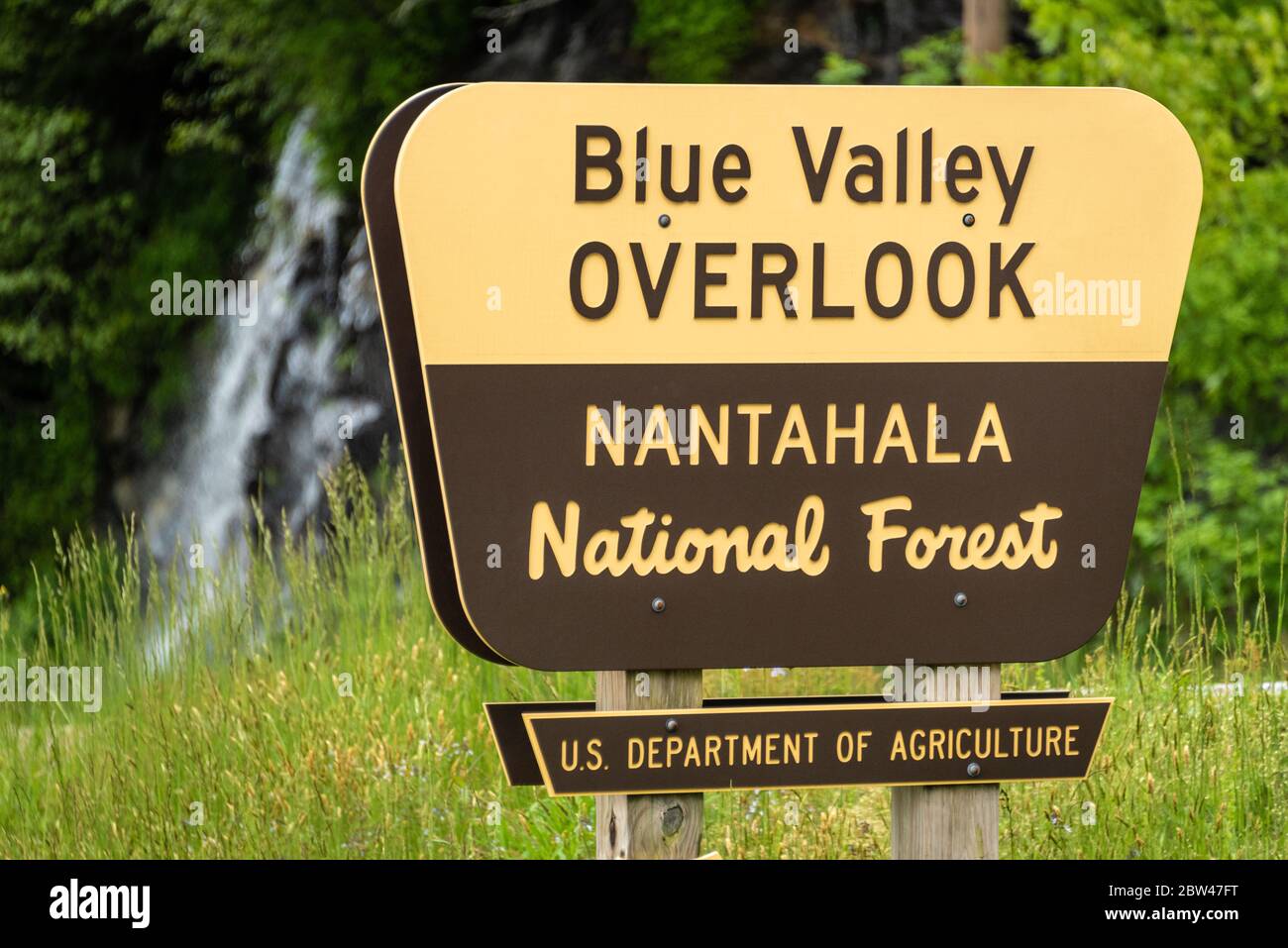 Blue Valley Overlook e cascata sul lato della strada nella Nantahala National Forest lungo la panoramica NC-106 / DillardRoad in Highlands, Carolina del Nord. (STATI UNITI) Foto Stock