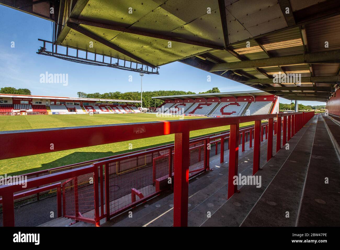 Vista generale di North Stand dalla terrazza di calcio di East Stand al Lamex Stadium, Broadhall Way, sede dello Stevenage Football Club, Stevenage, Herts. Foto Stock