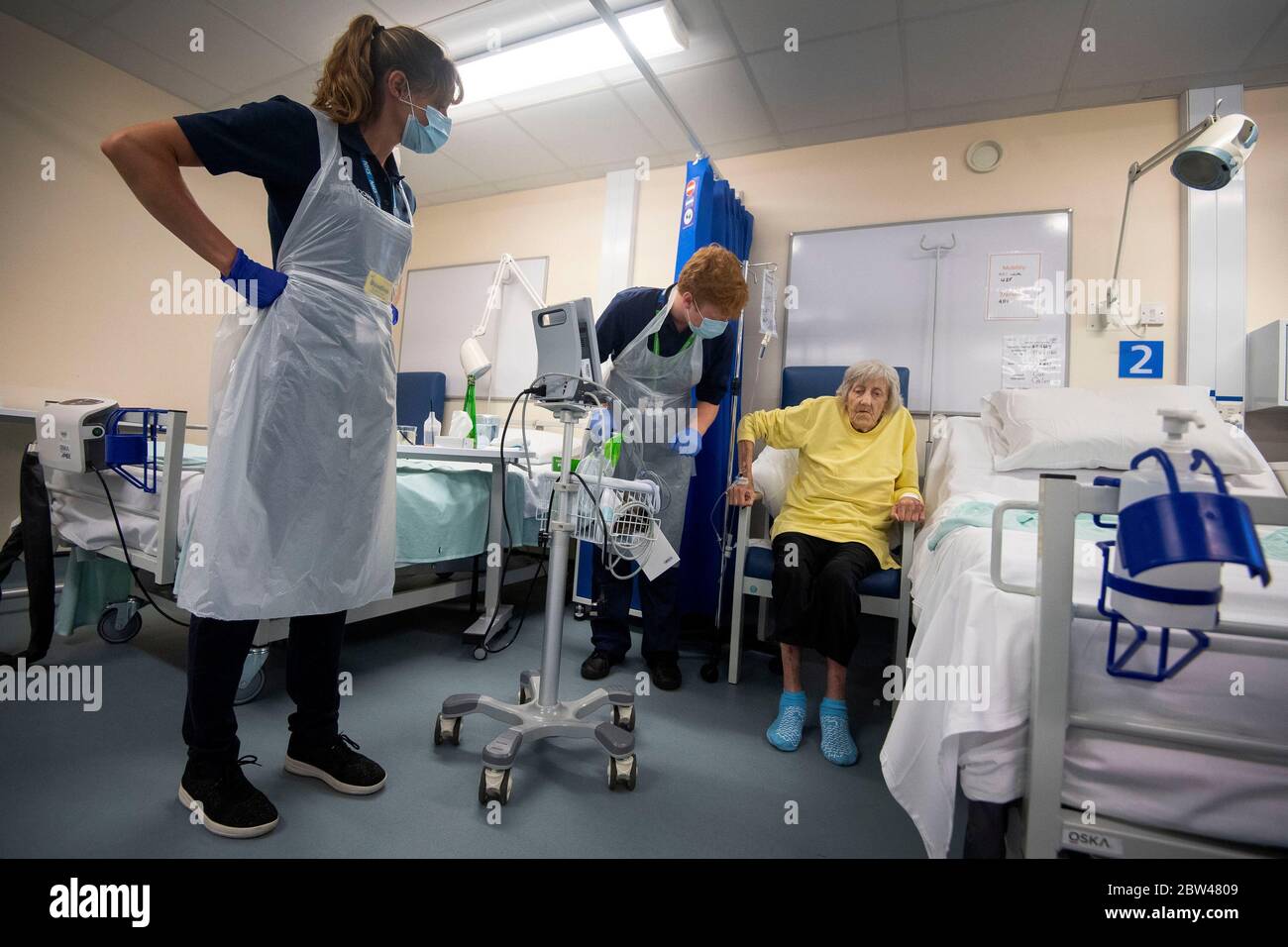 I lavoratori di supporto di Rehab parlano con il paziente Shirley Hughes, 86, come i primi pazienti sono ricoverati al centro di Seacole di NHS a Headley Court, Surrey, un ospedale militare disusato, che è stato convertito durante la pandemia del coronavirus. Chiamata in onore dell'infermiera giamaicana, Mary Seacole, la struttura aiuterà a curare e sostenere i pazienti che si stanno riprendendo dal COVID-19 e che non hanno più bisogno di cure in un ospedale acuto, o coloro che hanno COVID e non possono più affrontare i loro sintomi a casa. Foto Stock