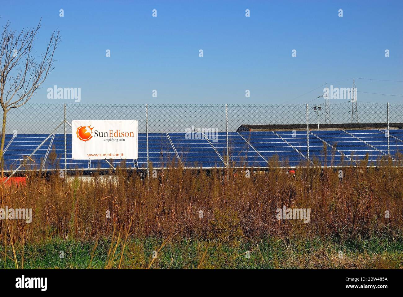 Il parco fotovoltaico di Rovigo , noto anche come parco fotovoltaico di San Bellino , è un impianto fotovoltaico situato nel comune di San Bellino , in provincia di Rovigo, Veneto, Italia. È la più grande centrale fotovoltaica europea. 280 000 moduli fotovoltaici, area di 84 ettari. Foto Stock