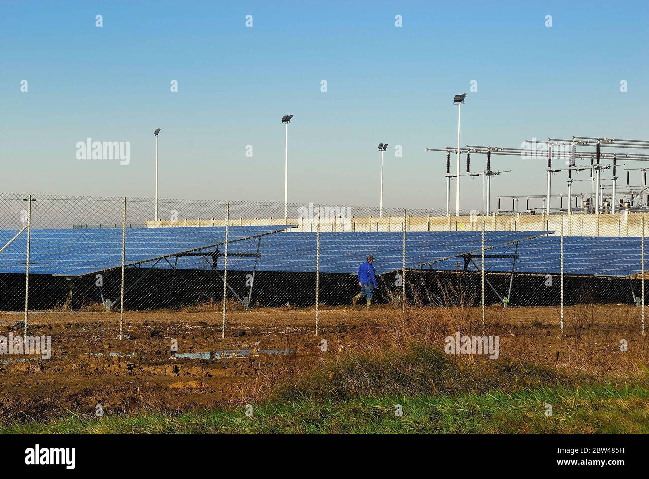 Il parco fotovoltaico di Rovigo , noto anche come parco fotovoltaico di San Bellino , è un impianto fotovoltaico situato nel comune di San Bellino , in provincia di Rovigo, Veneto, Italia. È la più grande centrale fotovoltaica europea. 280 000 moduli fotovoltaici, area di 84 ettari. Foto Stock