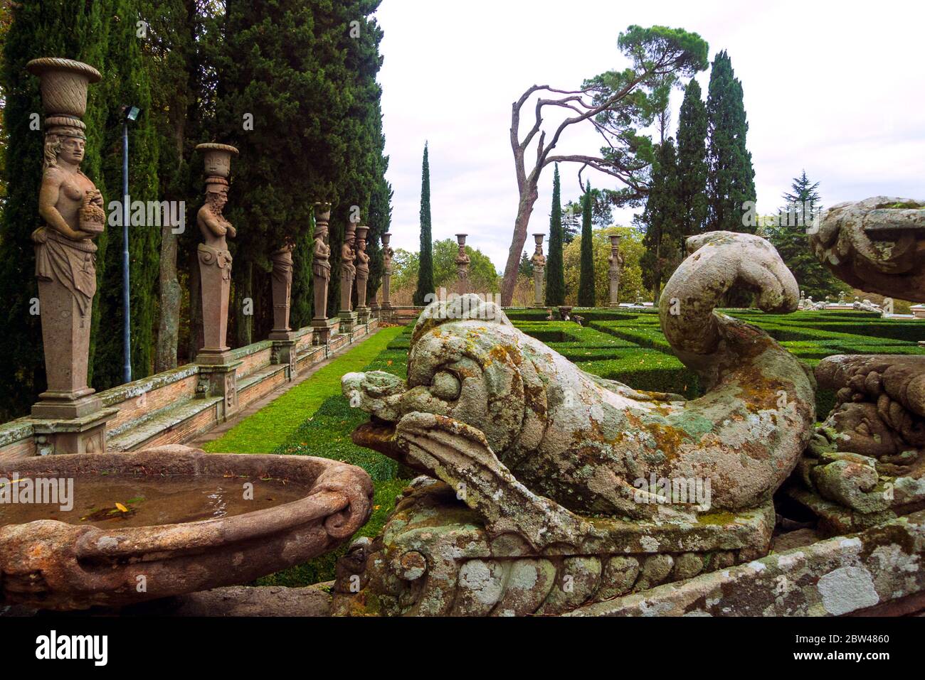 Caprarola, palazzo Farnese, Italia: Un delfino in pietra nel giardino della villa Farnese Foto Stock