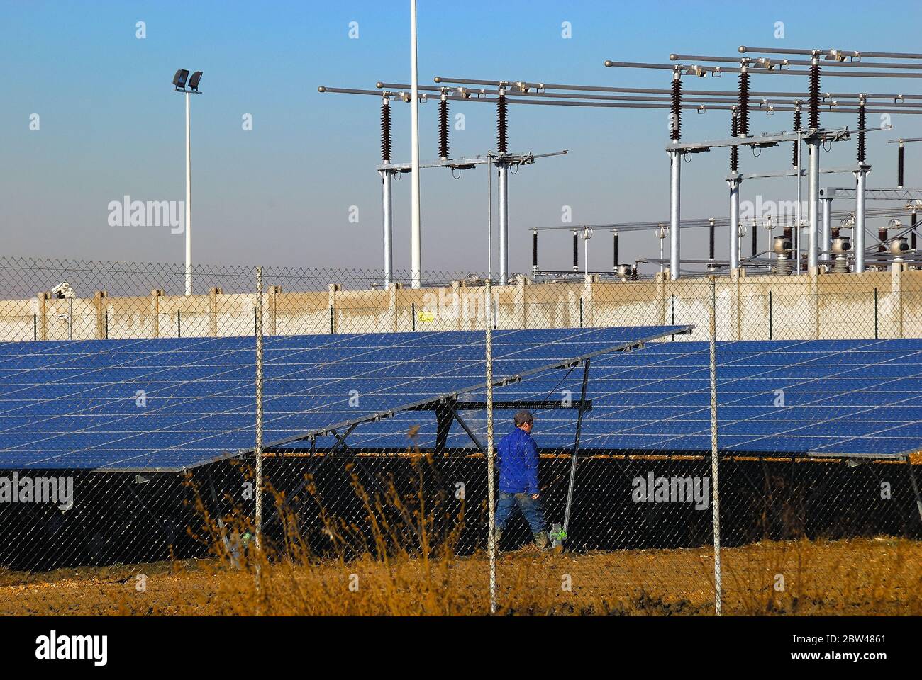 Il parco fotovoltaico di Rovigo , noto anche come parco fotovoltaico di San Bellino , è un impianto fotovoltaico situato nel comune di San Bellino , in provincia di Rovigo, Veneto, Italia. È la più grande centrale fotovoltaica europea. 280 000 moduli fotovoltaici, area di 84 ettari. Foto Stock