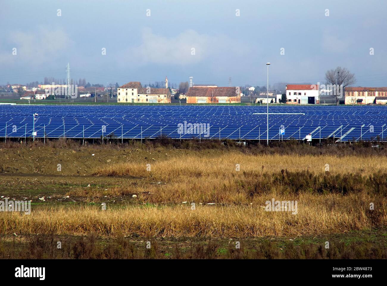 Il parco fotovoltaico di Rovigo , noto anche come parco fotovoltaico di San Bellino , è un impianto fotovoltaico situato nel comune di San Bellino , in provincia di Rovigo, Veneto, Italia. È la più grande centrale fotovoltaica europea. 280 000 moduli fotovoltaici, area di 84 ettari. Foto Stock