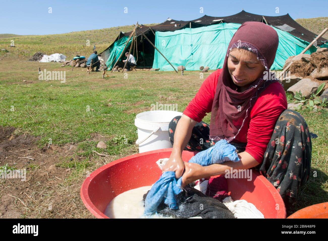 Türkei, Provinz Bingöl, Frau vom Stamm der Beritan-Nomaden beim waschen der Wäsche auf einer Hochweide in den Serafettin-Bergen östlich des Pro Foto Stock