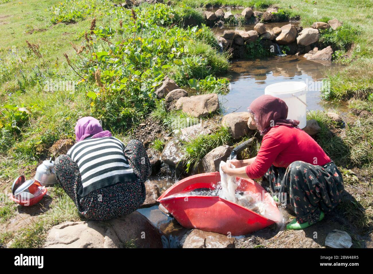 Türkei, Bingöl, Provinz Wäsche, Frauen vom Stamm der Beritan beim waschen der östlich auf einer Hochweide in den Serafettin-Bergen   des Provincizst Foto Stock