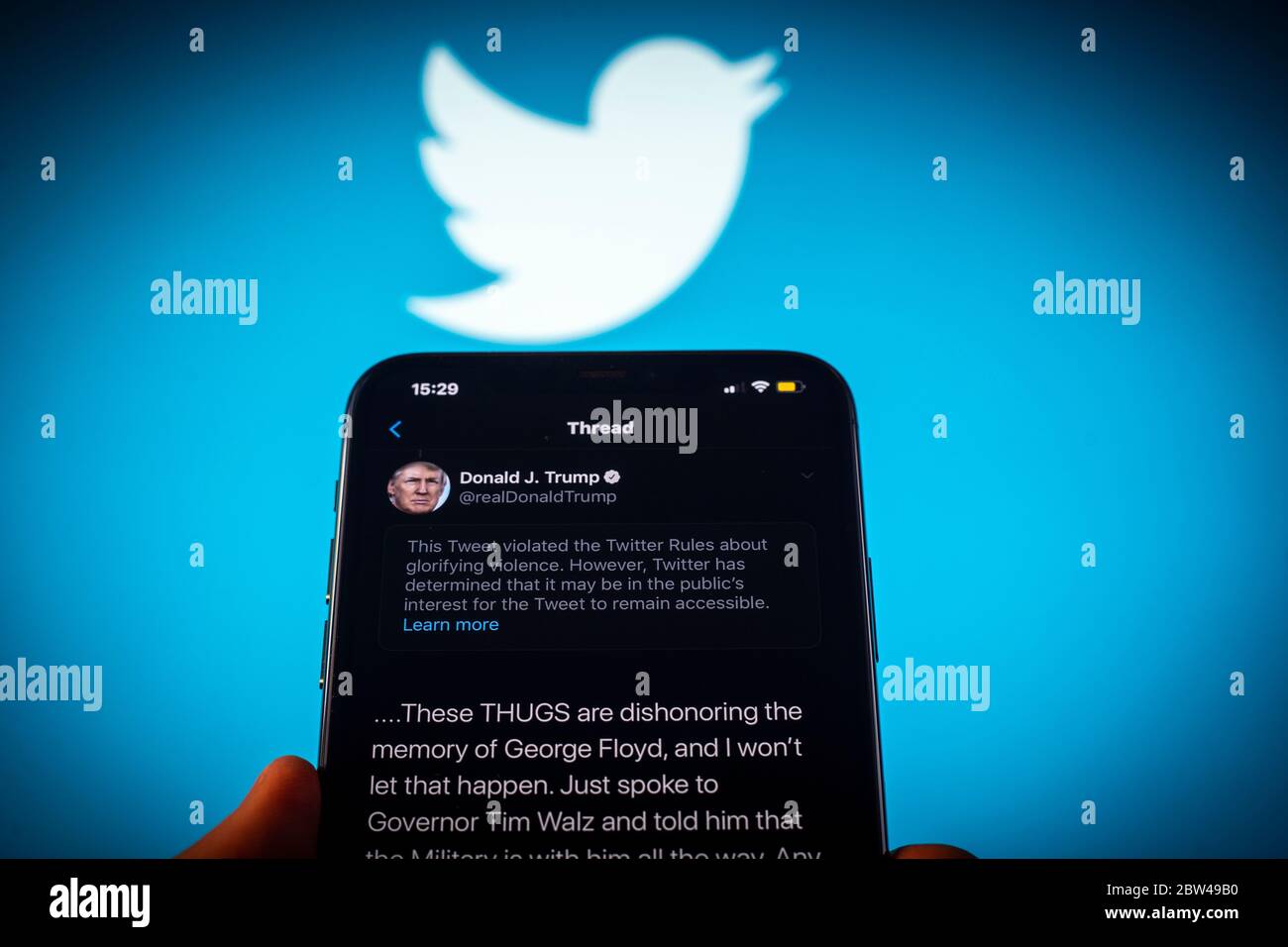 Un tweet del presidente americano Donald Trump è visto come incitare la violenza da Twitter in questa illustrazione fotografica su un iPhone Apple a Varsavia, Polonia il 29 maggio 2020. Twitter il 29 maggio ha applicato un’etichetta di verifica dei fatti a un tweet di voto per posta del presidente americano Donald Trump che l’azienda considera fuorviante. Twitter ha recentemente iniziato a etichettare i tweet con le etichette di notifica pubblica e di controllo dei fatti. L'etichettatura del tweet di Trump sul tumulto dopo la morte di George Floyd ha visto il presidente firmare un ordine esecutivo mirato alla Communications Decency Act. Sezione 230 che Foto Stock