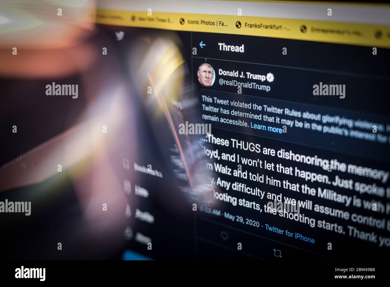 Un tweet del presidente americano Donald Trump è visto come glorificante violenza da Twitter in questa illustrazione della foto su un browser Chrome su un computer a Varsavia, Polonia il 29 maggio 2020. Twitter il 29 maggio ha applicato un’etichetta di verifica dei fatti a un tweet di voto per posta del presidente americano Donald Trump che l’azienda considera fuorviante. Twitter ha recentemente iniziato a etichettare i tweet con le etichette di notifica pubblica e di controllo dei fatti. L'etichettatura del tweet di Trump sul tumulto dopo la morte di George Floyd ha visto il presidente firmare un ordine esecutivo mirato alla Communications Decency Act. S Foto Stock