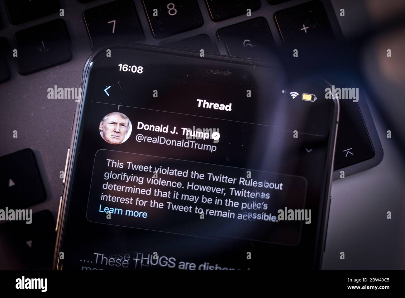 Un tweet del presidente americano Donald Trump è visto come incitare la violenza da Twitter in questa illustrazione fotografica su un iPhone Apple a Varsavia, Polonia il 29 maggio 2020. Twitter il 29 maggio ha applicato un’etichetta di verifica dei fatti a un tweet di voto per posta del presidente americano Donald Trump che l’azienda considera fuorviante. Twitter ha recentemente iniziato a etichettare i tweet con le etichette di notifica pubblica e di controllo dei fatti. L'etichettatura del tweet di Trump sul tumulto dopo la morte di George Floyd ha visto il presidente firmare un ordine esecutivo mirato alla Communications Decency Act. Sezione 230 che Foto Stock