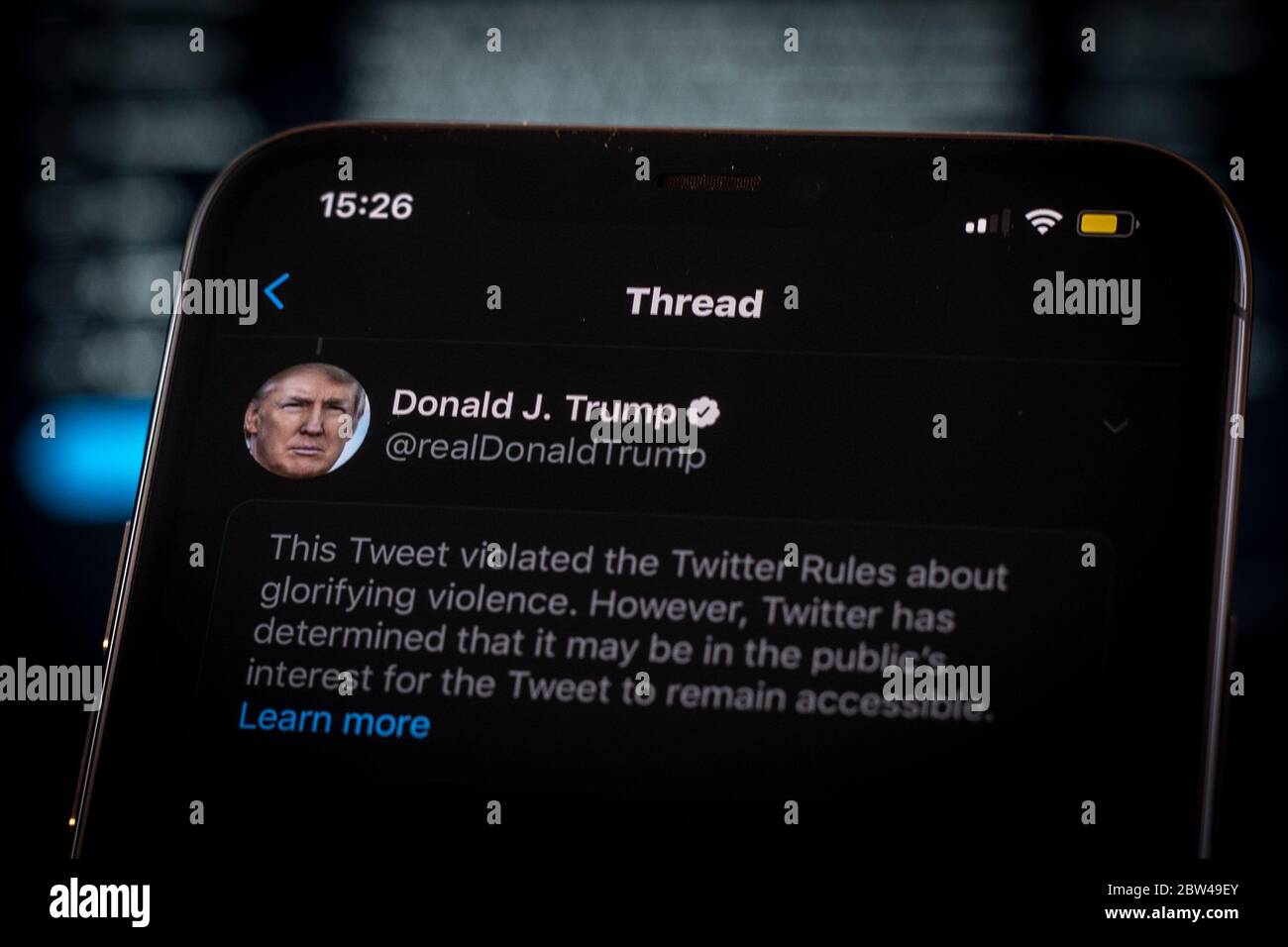 Un tweet del presidente americano Donald Trump è visto come incitare la violenza da Twitter in questa illustrazione fotografica su un iPhone Apple a Varsavia, Polonia il 29 maggio 2020. Twitter il 29 maggio ha applicato un’etichetta di verifica dei fatti a un tweet di voto per posta del presidente americano Donald Trump che l’azienda considera fuorviante. Twitter ha recentemente iniziato a etichettare i tweet con le etichette di notifica pubblica e di controllo dei fatti. L'etichettatura del tweet di Trump sul tumulto dopo la morte di George Floyd ha visto il presidente firmare un ordine esecutivo mirato alla Communications Decency Act. Sezione 230 che Foto Stock