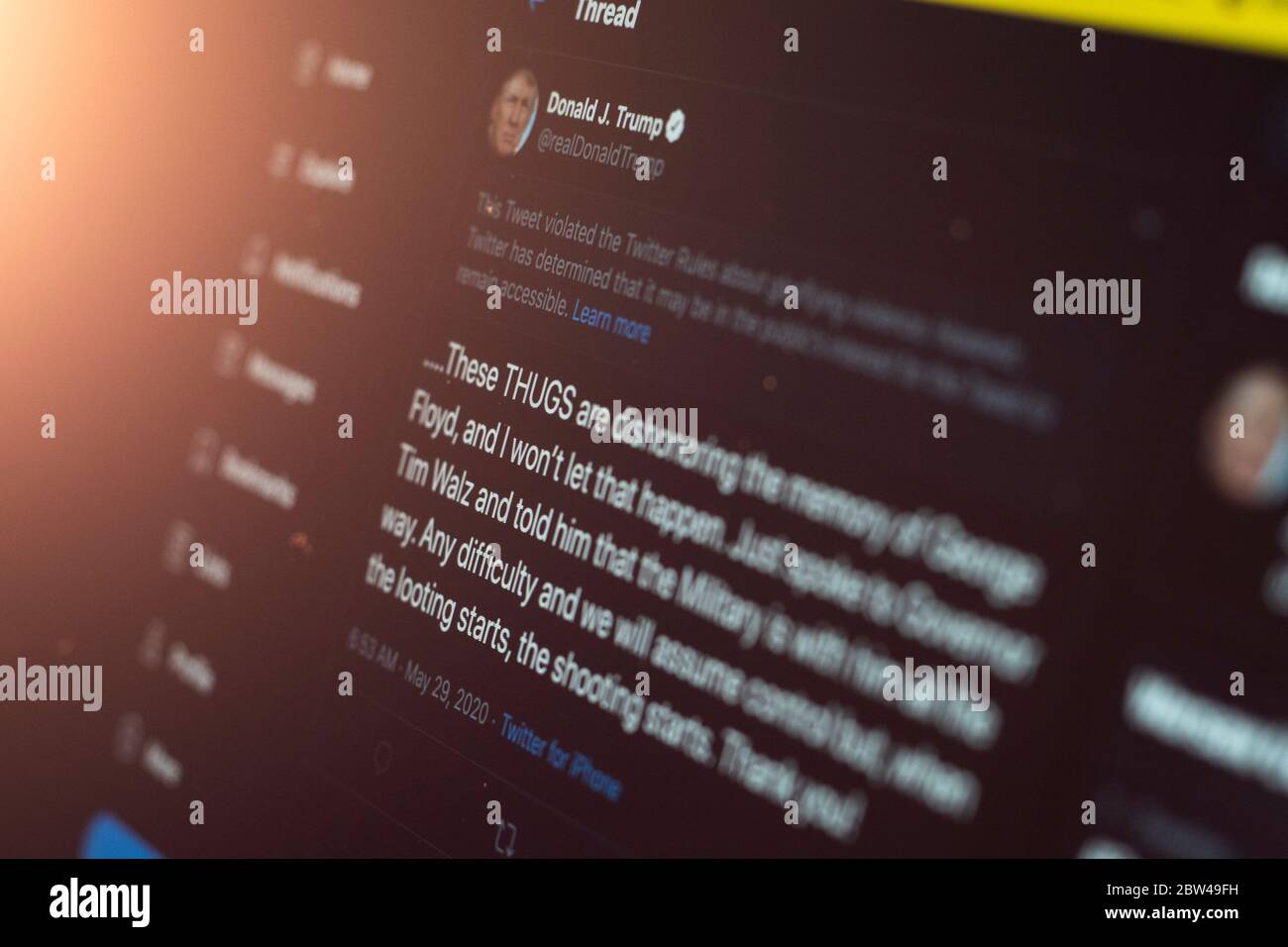 Un tweet del presidente americano Donald Trump è visto come glorificante violenza da Twitter in questa illustrazione della foto su un browser Chrome su un computer a Varsavia, Polonia il 29 maggio 2020. Twitter il 29 maggio ha applicato un’etichetta di verifica dei fatti a un tweet di voto per posta del presidente americano Donald Trump che l’azienda considera fuorviante. Twitter ha recentemente iniziato a etichettare i tweet con le etichette di notifica pubblica e di controllo dei fatti. L'etichettatura del tweet di Trump sul tumulto dopo la morte di George Floyd ha visto il presidente firmare un ordine esecutivo mirato alla Communications Decency Act. S Foto Stock