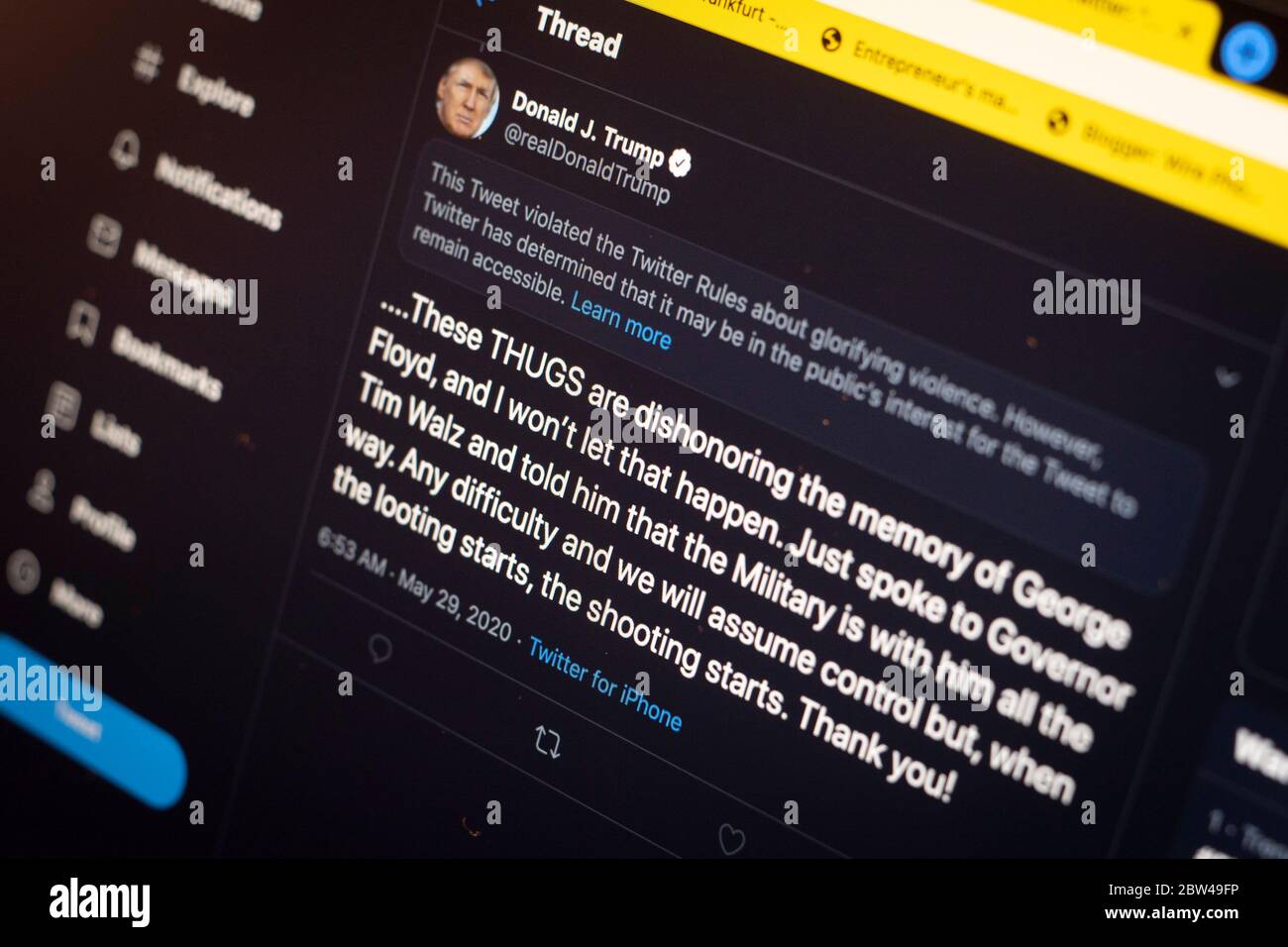 Un tweet del presidente americano Donald Trump è visto come glorificante violenza da Twitter in questa illustrazione della foto su un browser Chrome su un computer a Varsavia, Polonia il 29 maggio 2020. Twitter il 29 maggio ha applicato un’etichetta di verifica dei fatti a un tweet di voto per posta del presidente americano Donald Trump che l’azienda considera fuorviante. Twitter ha recentemente iniziato a etichettare i tweet con le etichette di notifica pubblica e di controllo dei fatti. L'etichettatura del tweet di Trump sul tumulto dopo la morte di George Floyd ha visto il presidente firmare un ordine esecutivo mirato alla Communications Decency Act. S Foto Stock