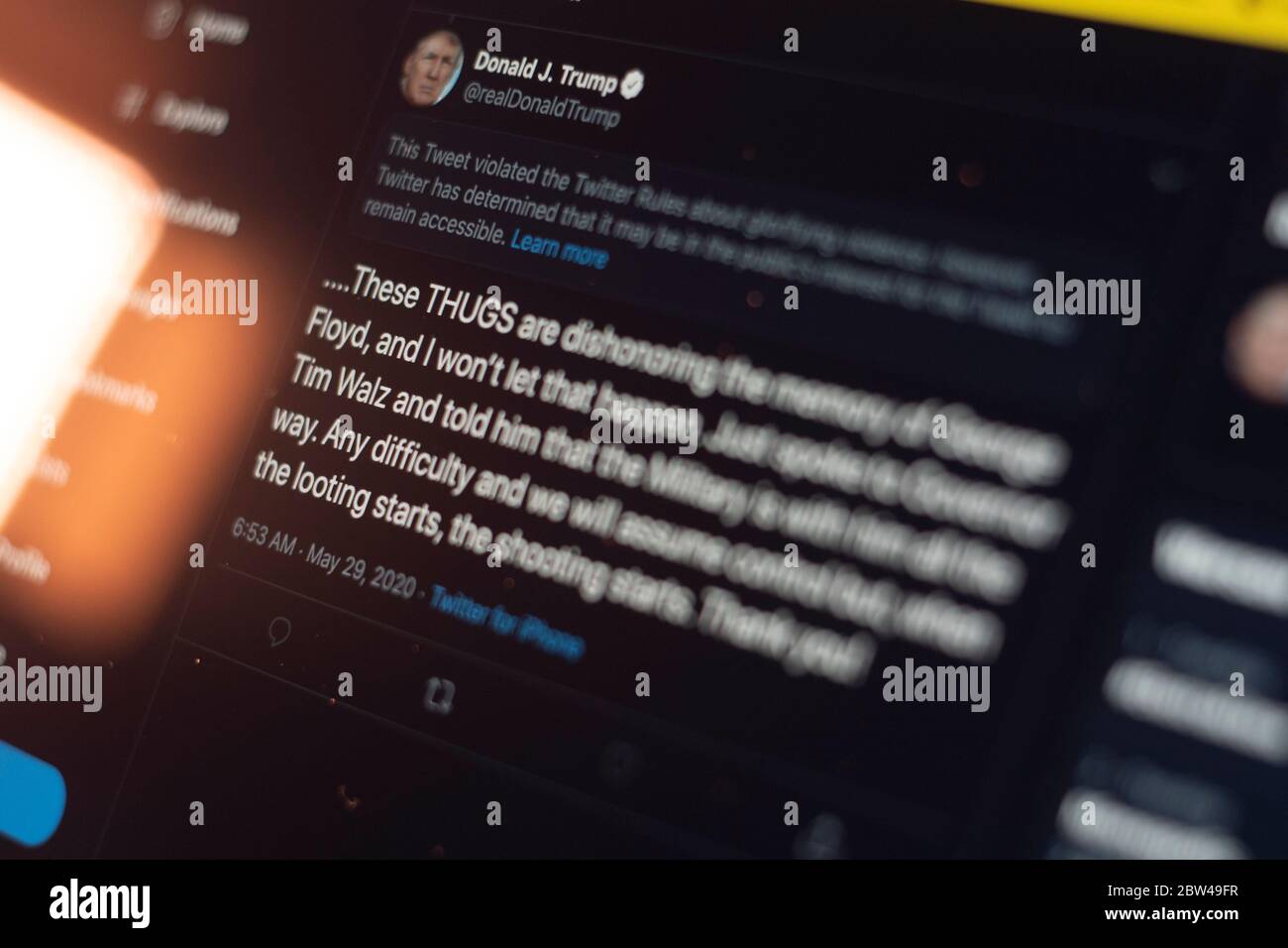 Un tweet del presidente americano Donald Trump è visto come glorificante violenza da Twitter in questa illustrazione della foto su un browser Chrome su un computer a Varsavia, Polonia il 29 maggio 2020. Twitter il 29 maggio ha applicato un’etichetta di verifica dei fatti a un tweet di voto per posta del presidente americano Donald Trump che l’azienda considera fuorviante. Twitter ha recentemente iniziato a etichettare i tweet con le etichette di notifica pubblica e di controllo dei fatti. L'etichettatura del tweet di Trump sul tumulto dopo la morte di George Floyd ha visto il presidente firmare un ordine esecutivo mirato alla Communications Decency Act. S Foto Stock