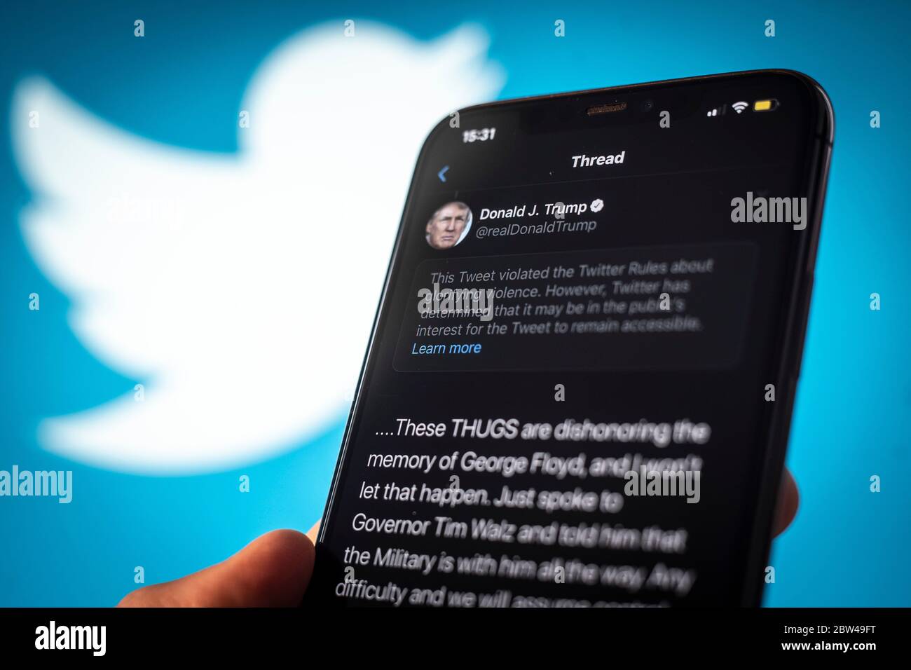 Un tweet del presidente americano Donald Trump è visto come incitare la violenza da Twitter in questa illustrazione fotografica su un iPhone Apple a Varsavia, Polonia il 29 maggio 2020. Twitter il 29 maggio ha applicato un’etichetta di verifica dei fatti a un tweet di voto per posta del presidente americano Donald Trump che l’azienda considera fuorviante. Twitter ha recentemente iniziato a etichettare i tweet con le etichette di notifica pubblica e di controllo dei fatti. L'etichettatura del tweet di Trump sul tumulto dopo la morte di George Floyd ha visto il presidente firmare un ordine esecutivo mirato alla Communications Decency Act. Sezione 230 che Foto Stock
