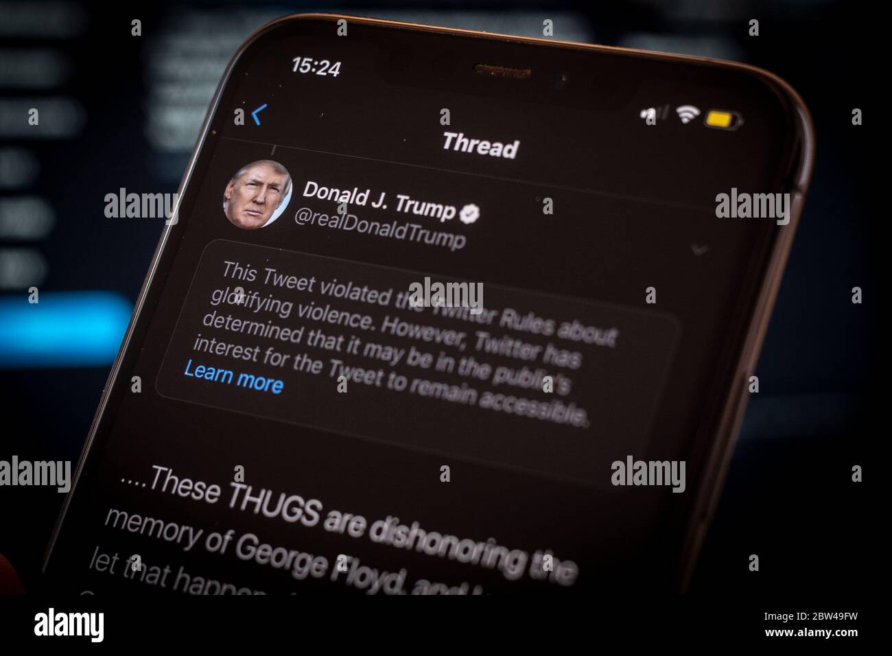 Un tweet del presidente americano Donald Trump è visto come incitare la violenza da Twitter in questa illustrazione fotografica su un iPhone Apple a Varsavia, Polonia il 29 maggio 2020. Twitter il 29 maggio ha applicato un’etichetta di verifica dei fatti a un tweet di voto per posta del presidente americano Donald Trump che l’azienda considera fuorviante. Twitter ha recentemente iniziato a etichettare i tweet con le etichette di notifica pubblica e di controllo dei fatti. L'etichettatura del tweet di Trump sul tumulto dopo la morte di George Floyd ha visto il presidente firmare un ordine esecutivo mirato alla Communications Decency Act. Sezione 230 che Foto Stock
