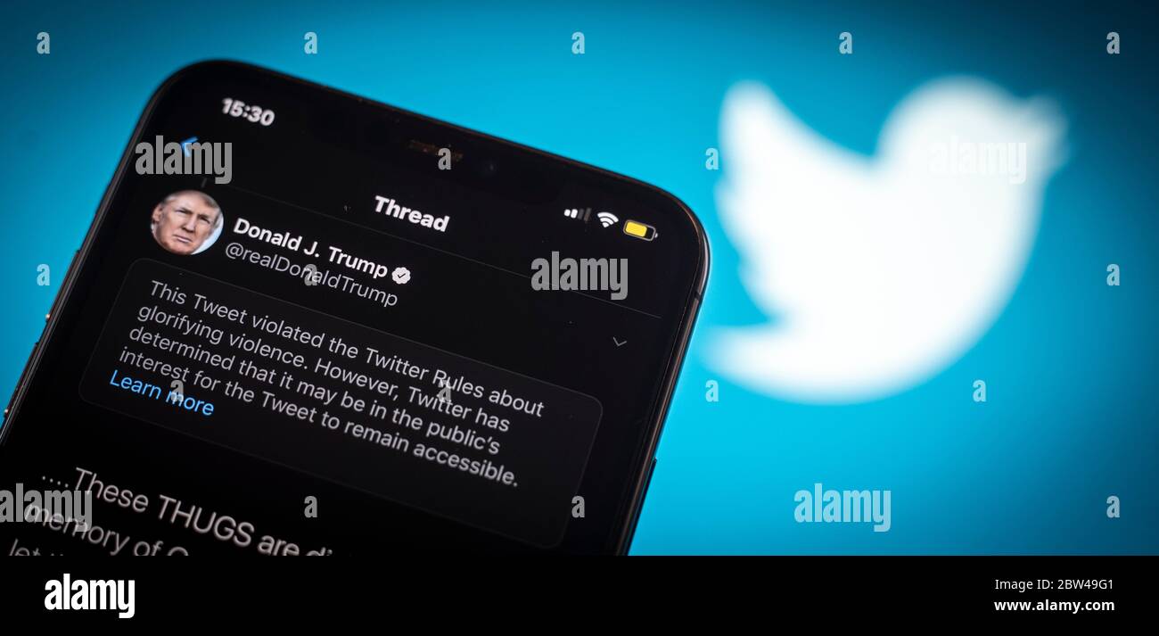 Un tweet del presidente americano Donald Trump è visto come incitare la violenza da Twitter in questa illustrazione fotografica su un iPhone Apple a Varsavia, Polonia il 29 maggio 2020. Twitter il 29 maggio ha applicato un’etichetta di verifica dei fatti a un tweet di voto per posta del presidente americano Donald Trump che l’azienda considera fuorviante. Twitter ha recentemente iniziato a etichettare i tweet con le etichette di notifica pubblica e di controllo dei fatti. L'etichettatura del tweet di Trump sul tumulto dopo la morte di George Floyd ha visto il presidente firmare un ordine esecutivo mirato alla Communications Decency Act. Sezione 230 che Foto Stock